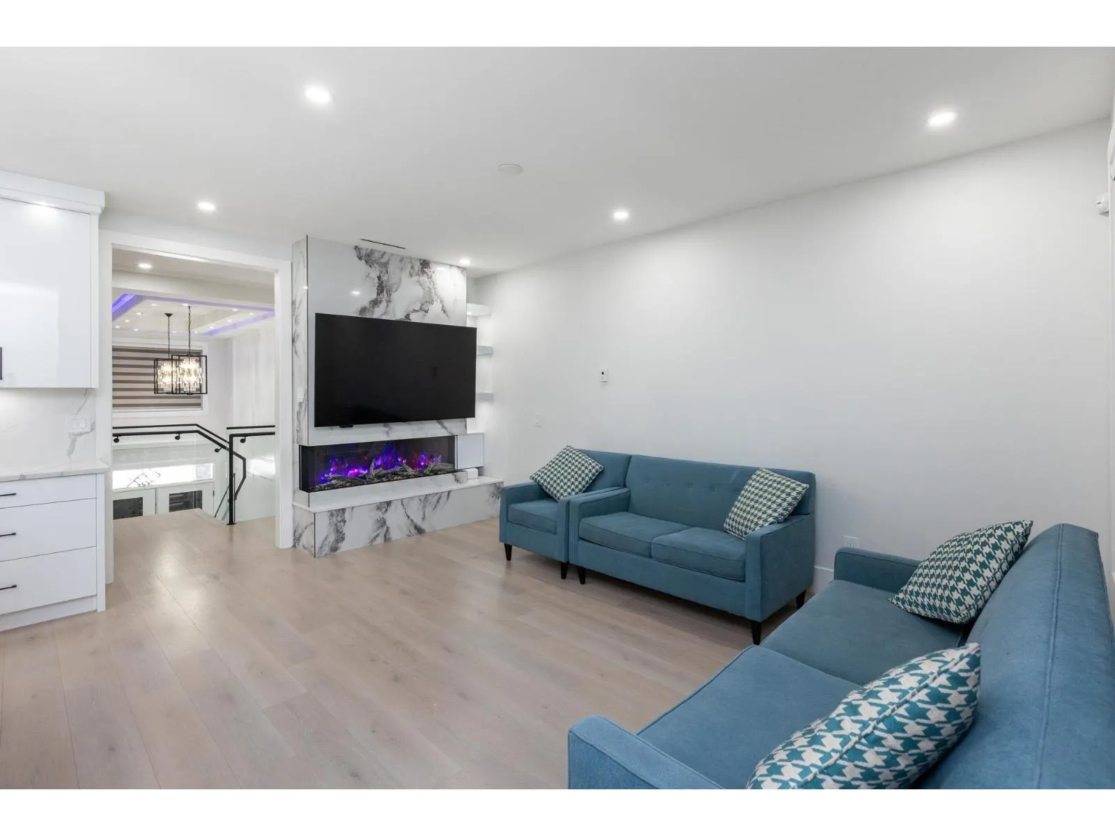 2170 OAKRIDGE CRESCENT