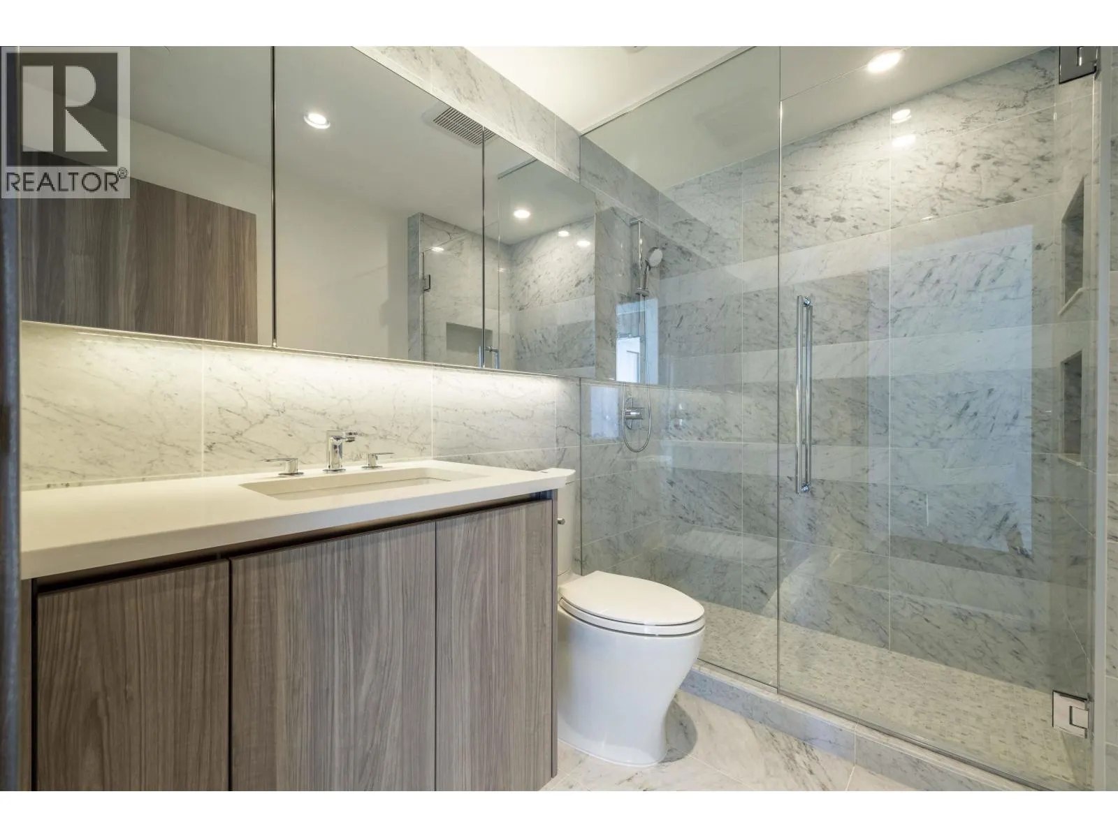 4502 4730 LOUGHEED HIGHWAY