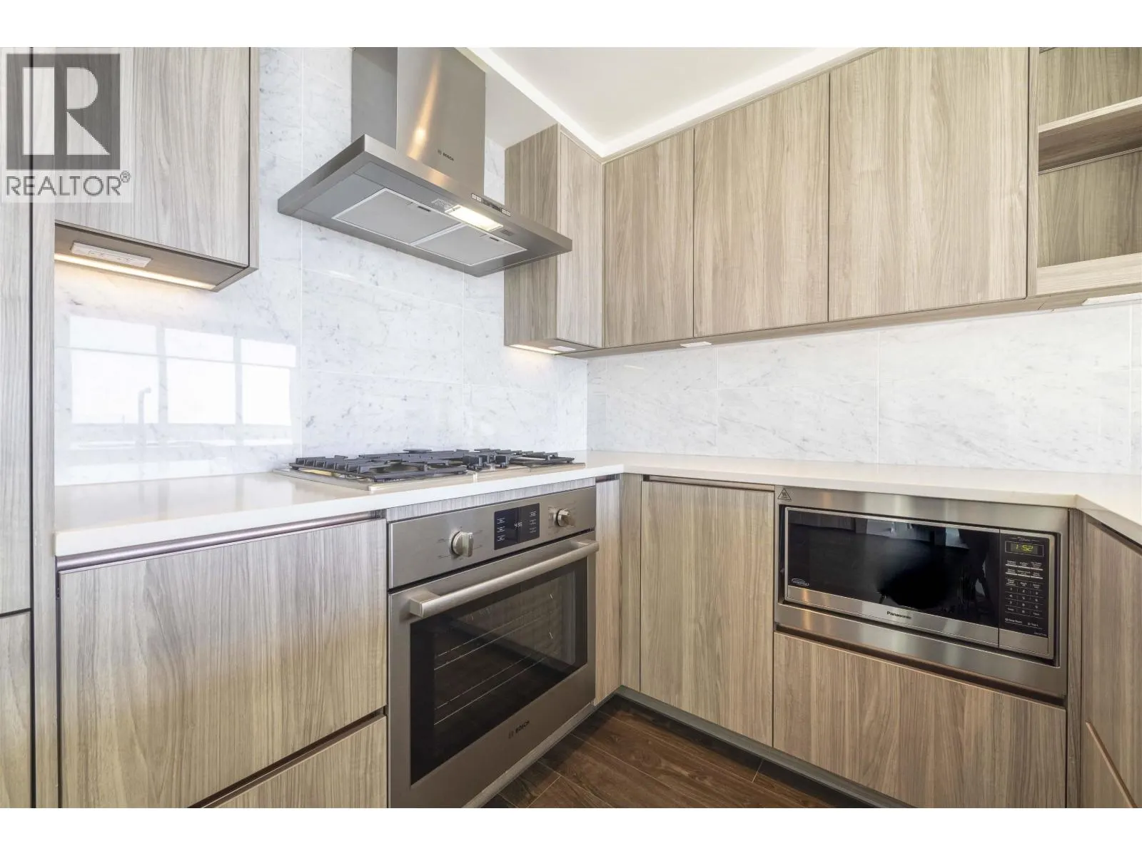 4502 4730 LOUGHEED HIGHWAY