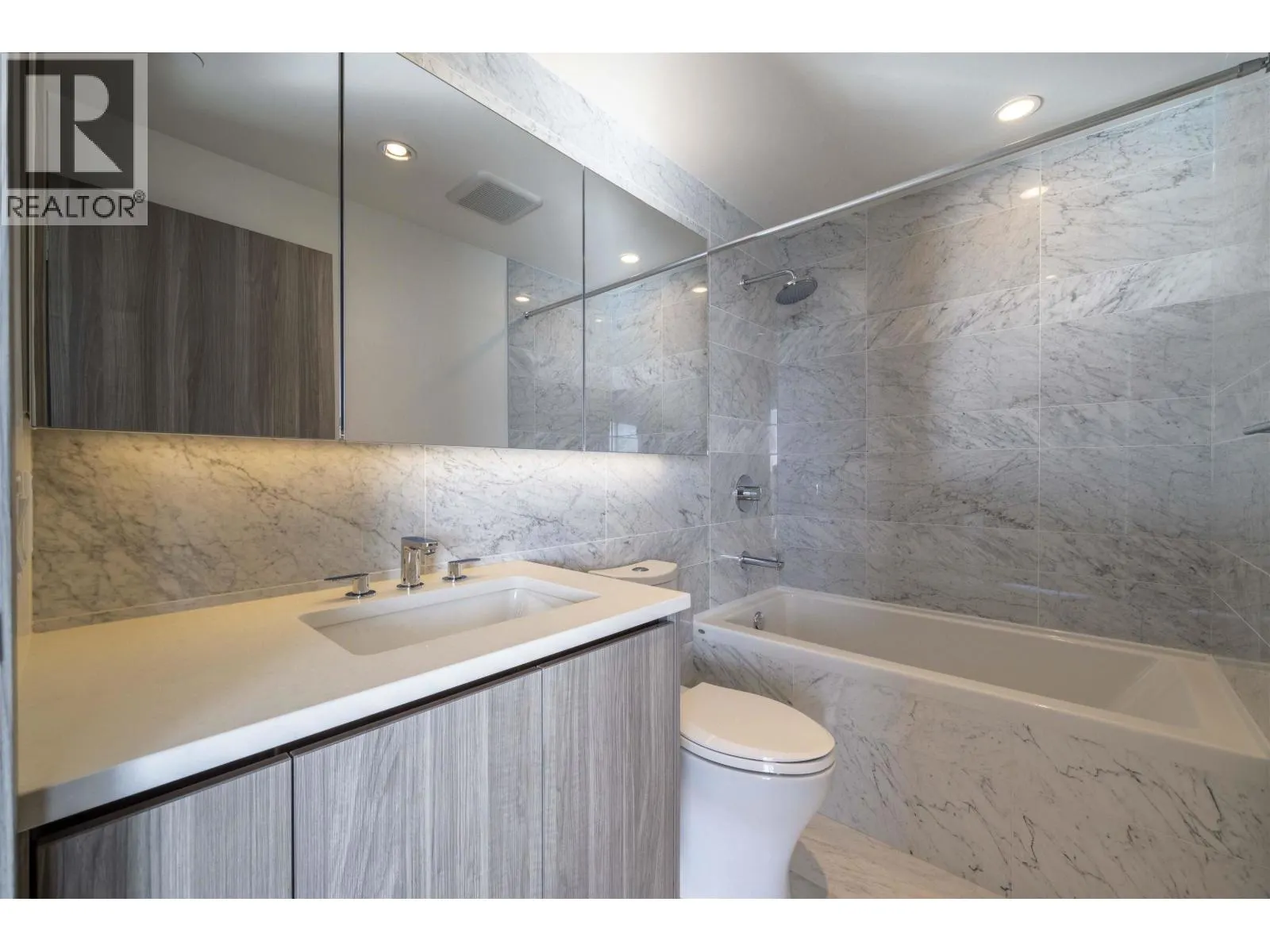 4502 4730 LOUGHEED HIGHWAY