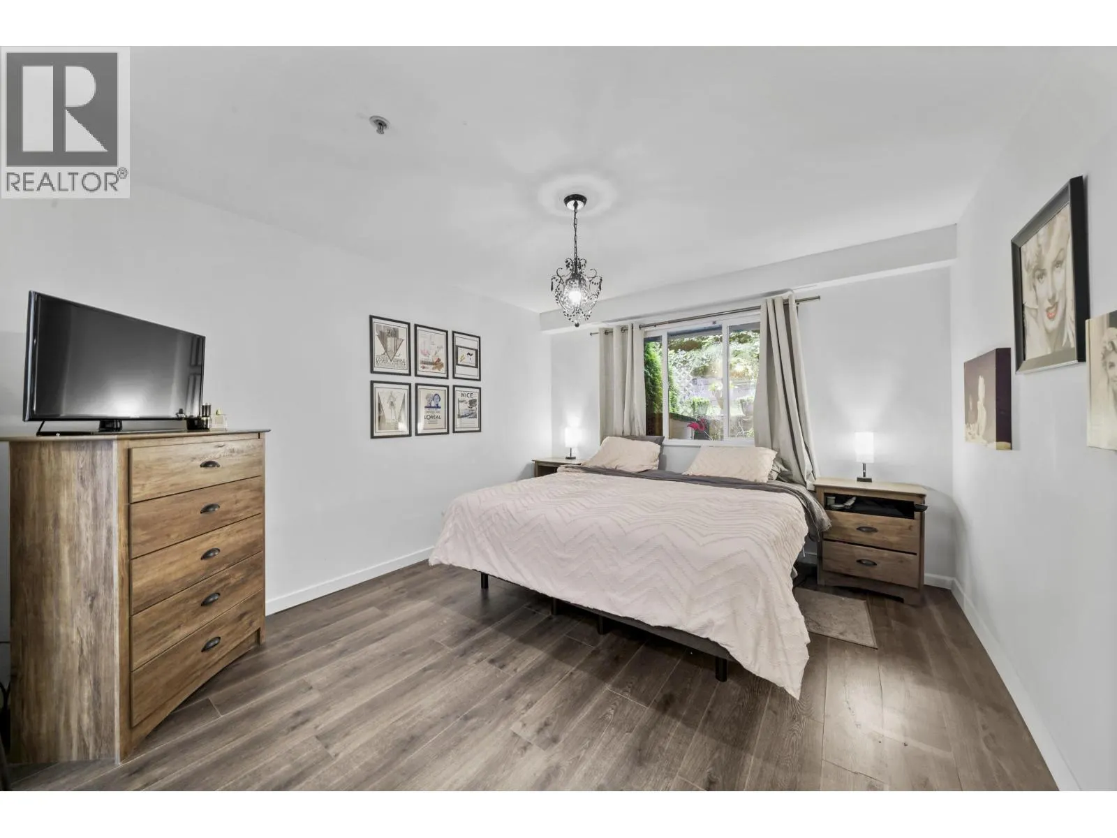311 121 SHORELINE CIRCLE