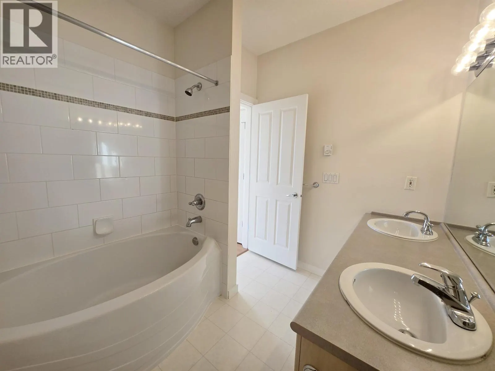 1427 5133 GARDEN CITY ROAD