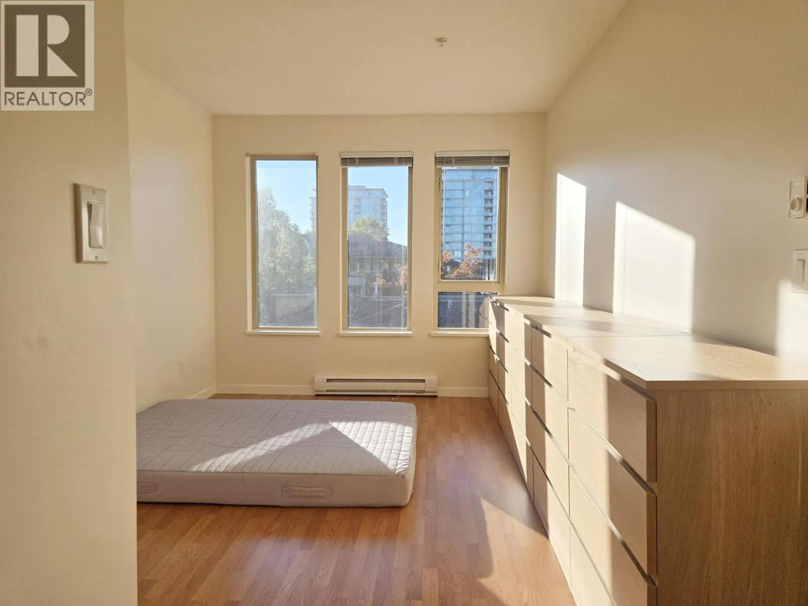 1427 5133 GARDEN CITY ROAD