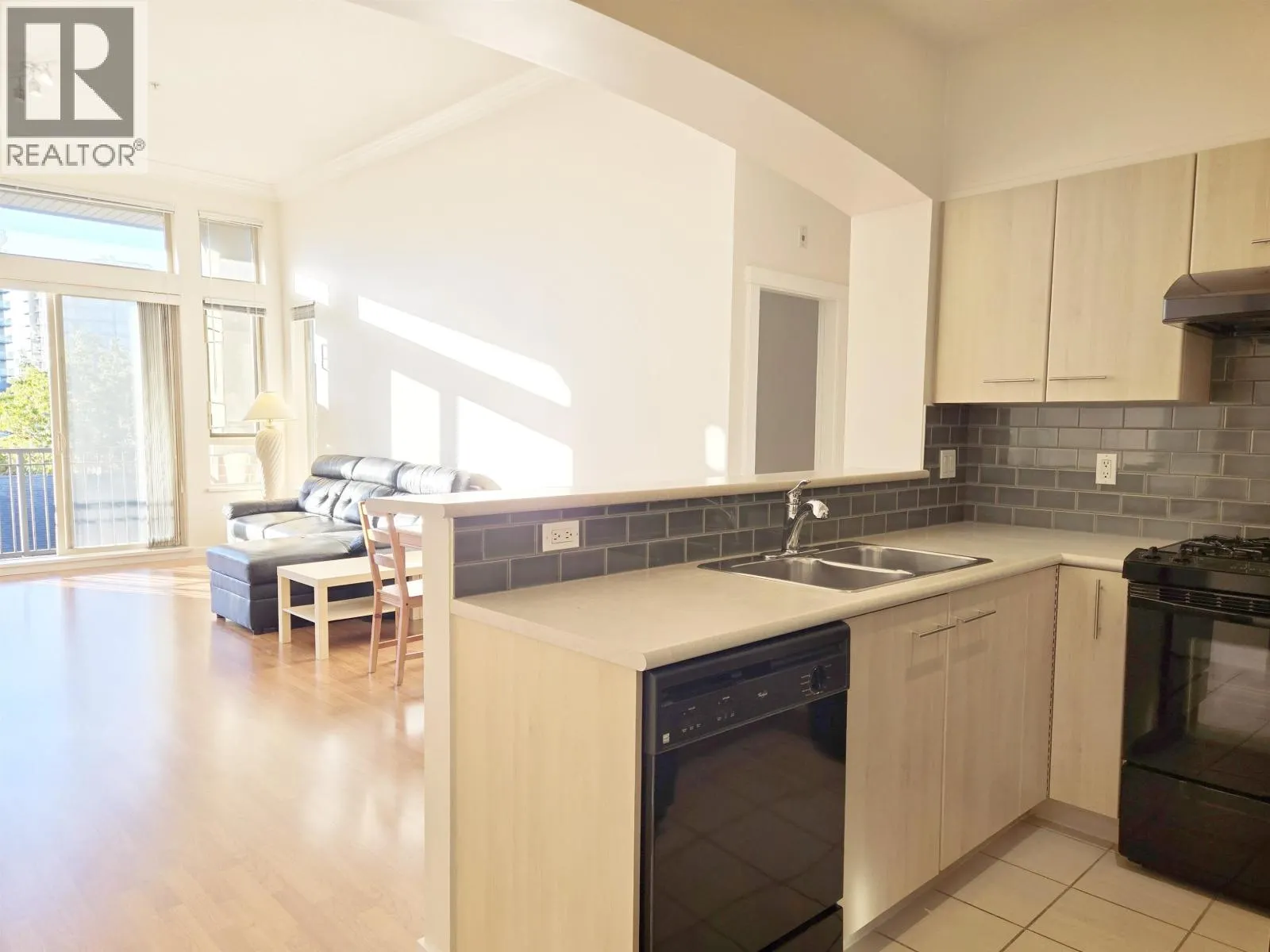 1427 5133 GARDEN CITY ROAD