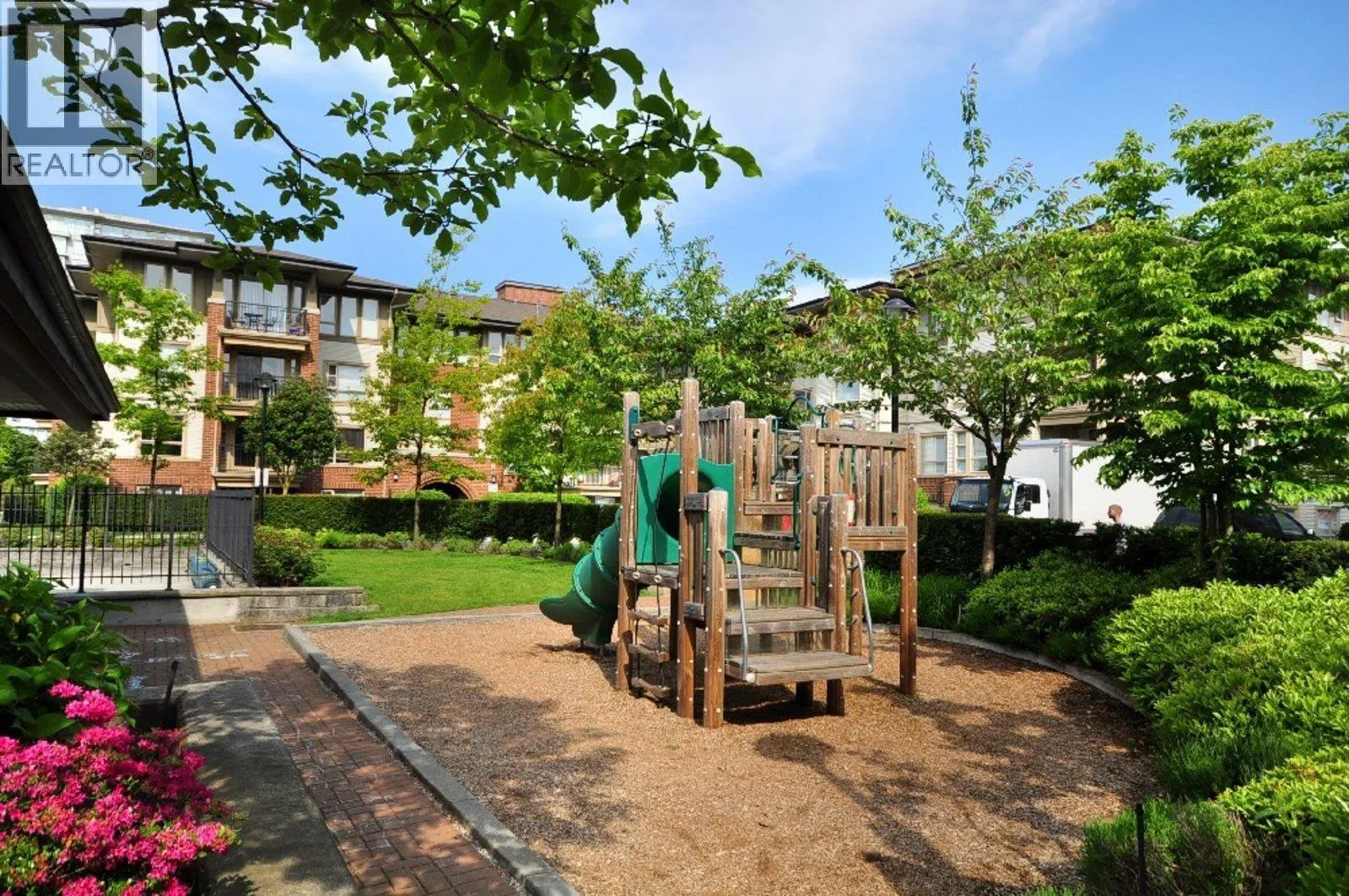 1427 5133 GARDEN CITY ROAD