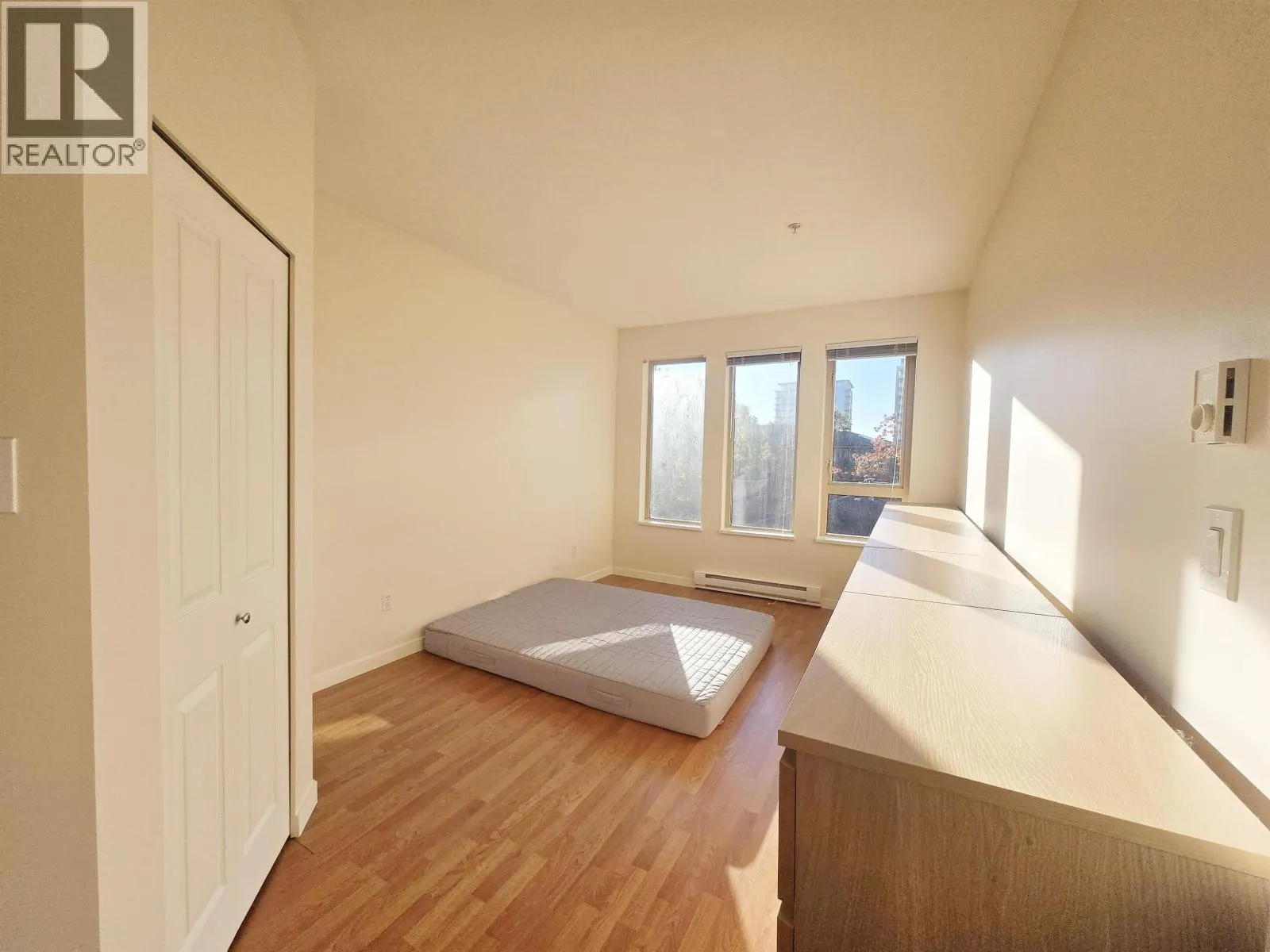 1427 5133 GARDEN CITY ROAD