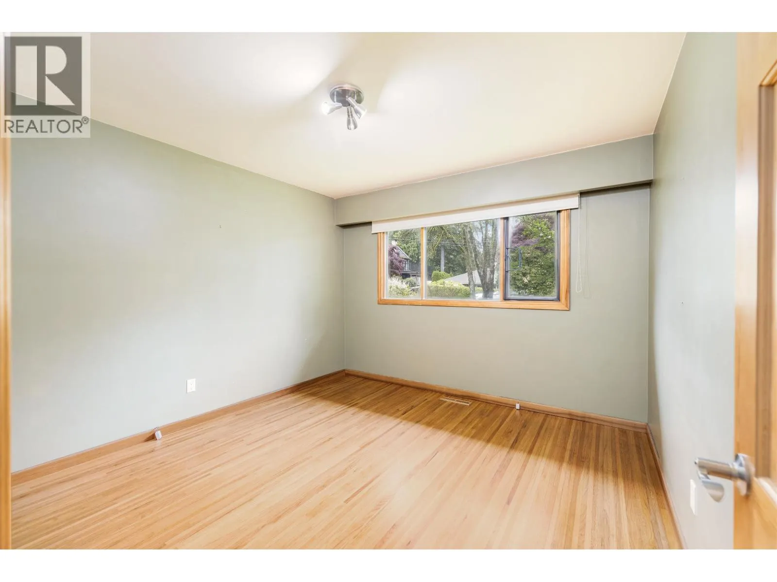 1561 MERLYNN CRESCENT
