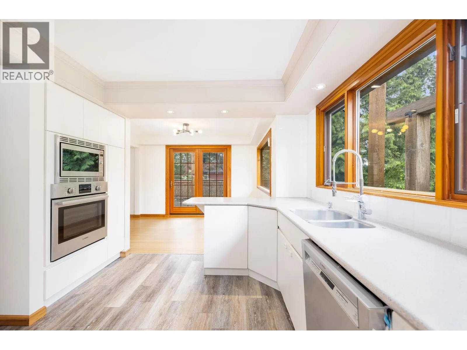 1561 MERLYNN CRESCENT