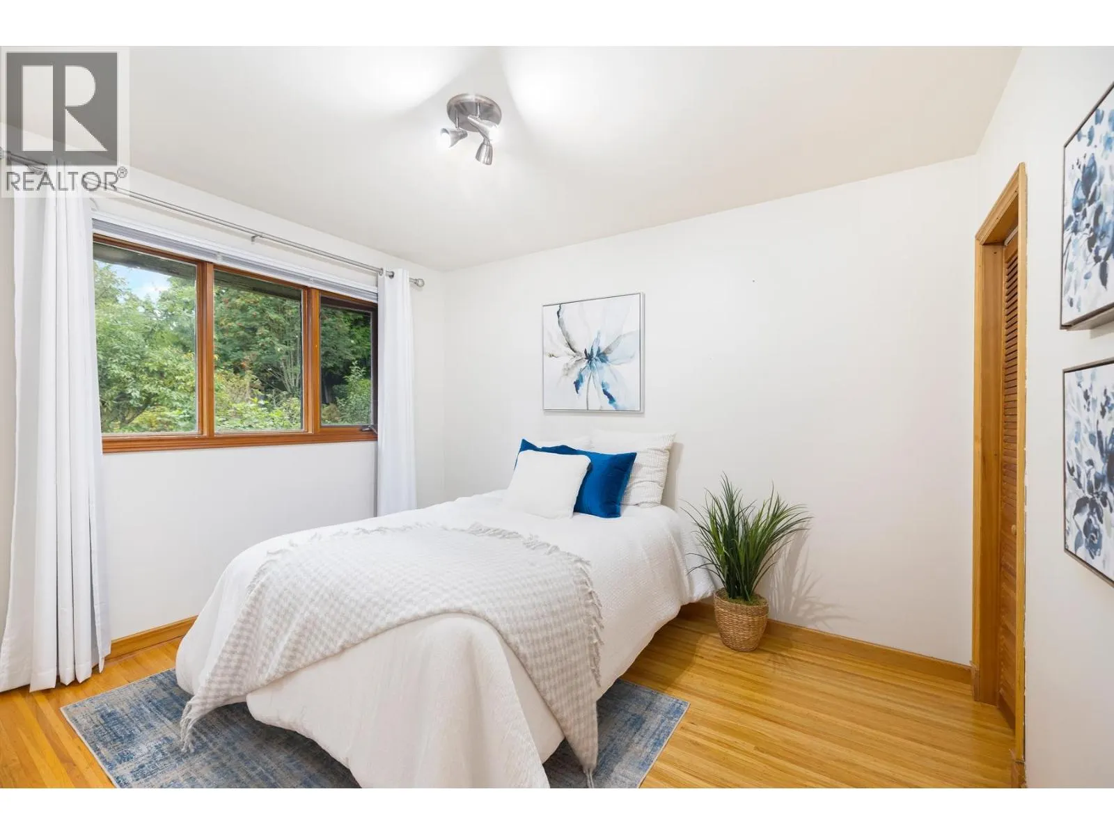 1561 MERLYNN CRESCENT