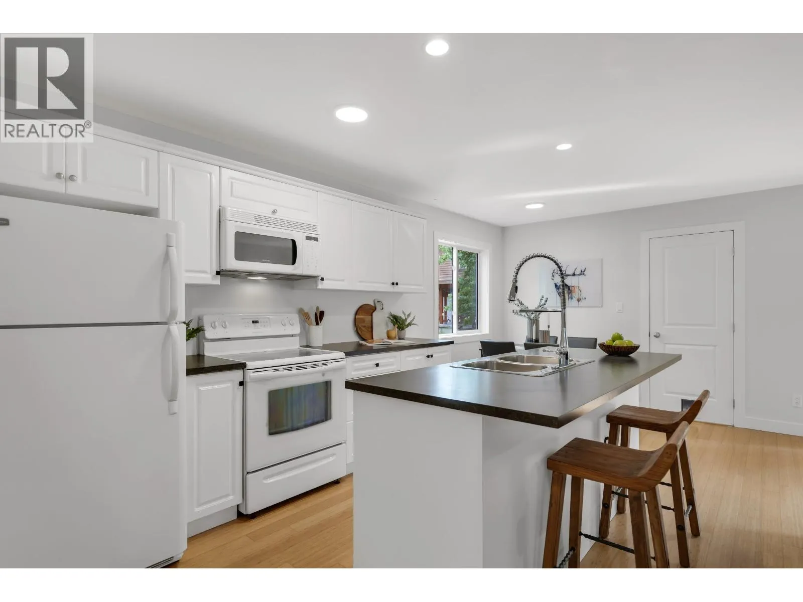 3 40137 GOVERNMENT ROAD