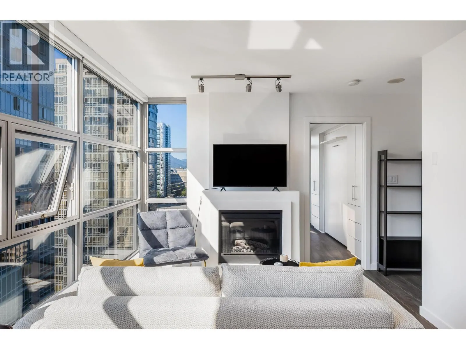 1801 989 BEATTY STREET