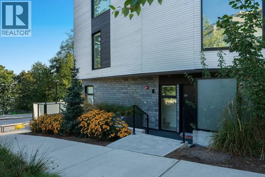 201 650 E 2ND STREET