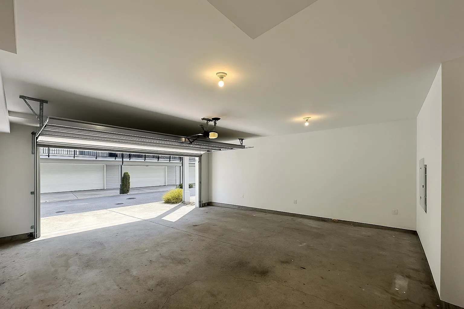 1604 18505 LAURENSEN PLACE