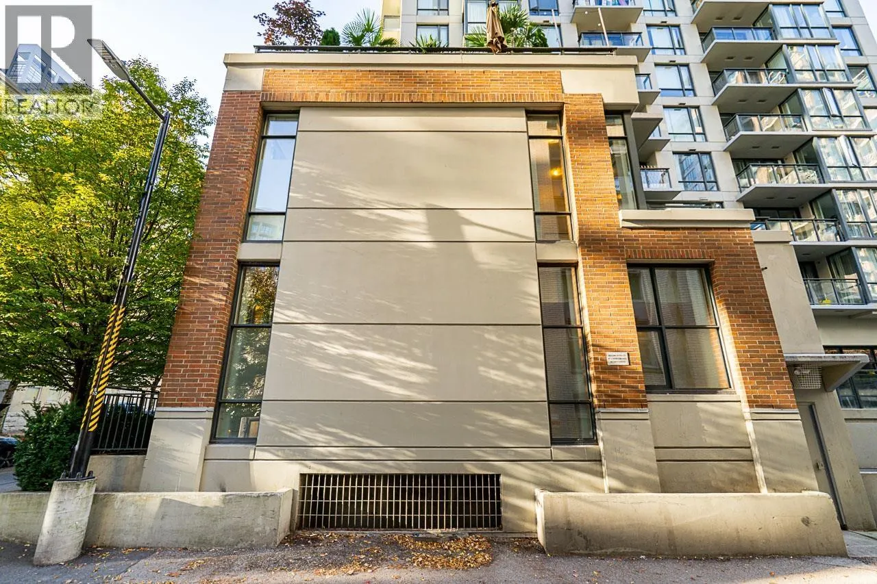 555 HELMCKEN STREET