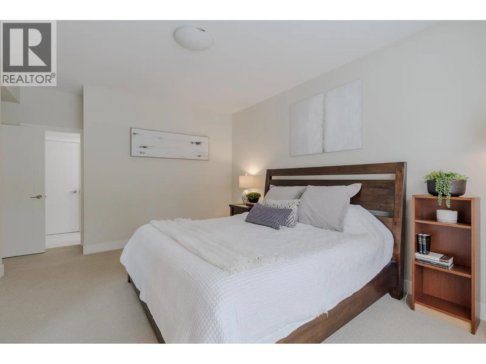 102 3458 BURKE VILLAGE PROMENADE