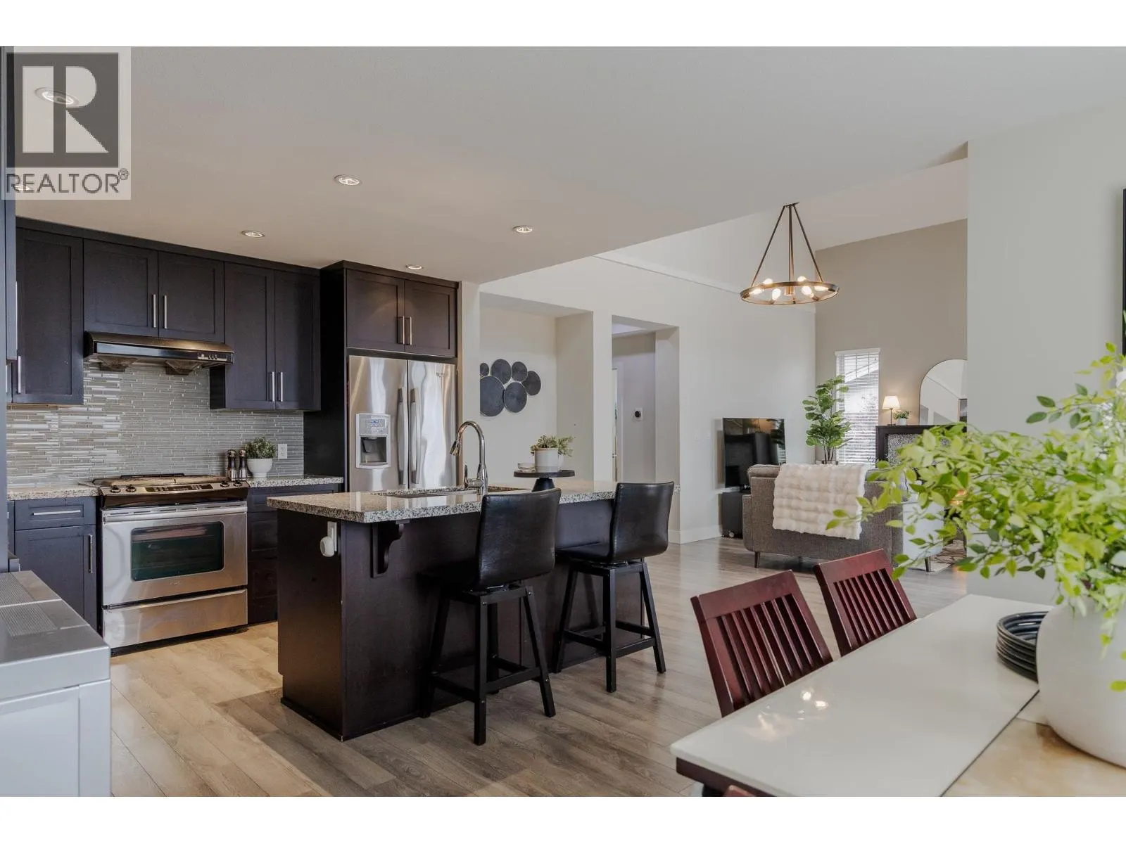 102 3458 BURKE VILLAGE PROMENADE