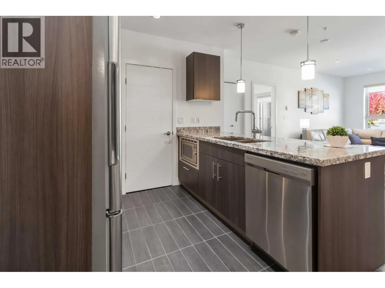 303 5688 HASTINGS STREET