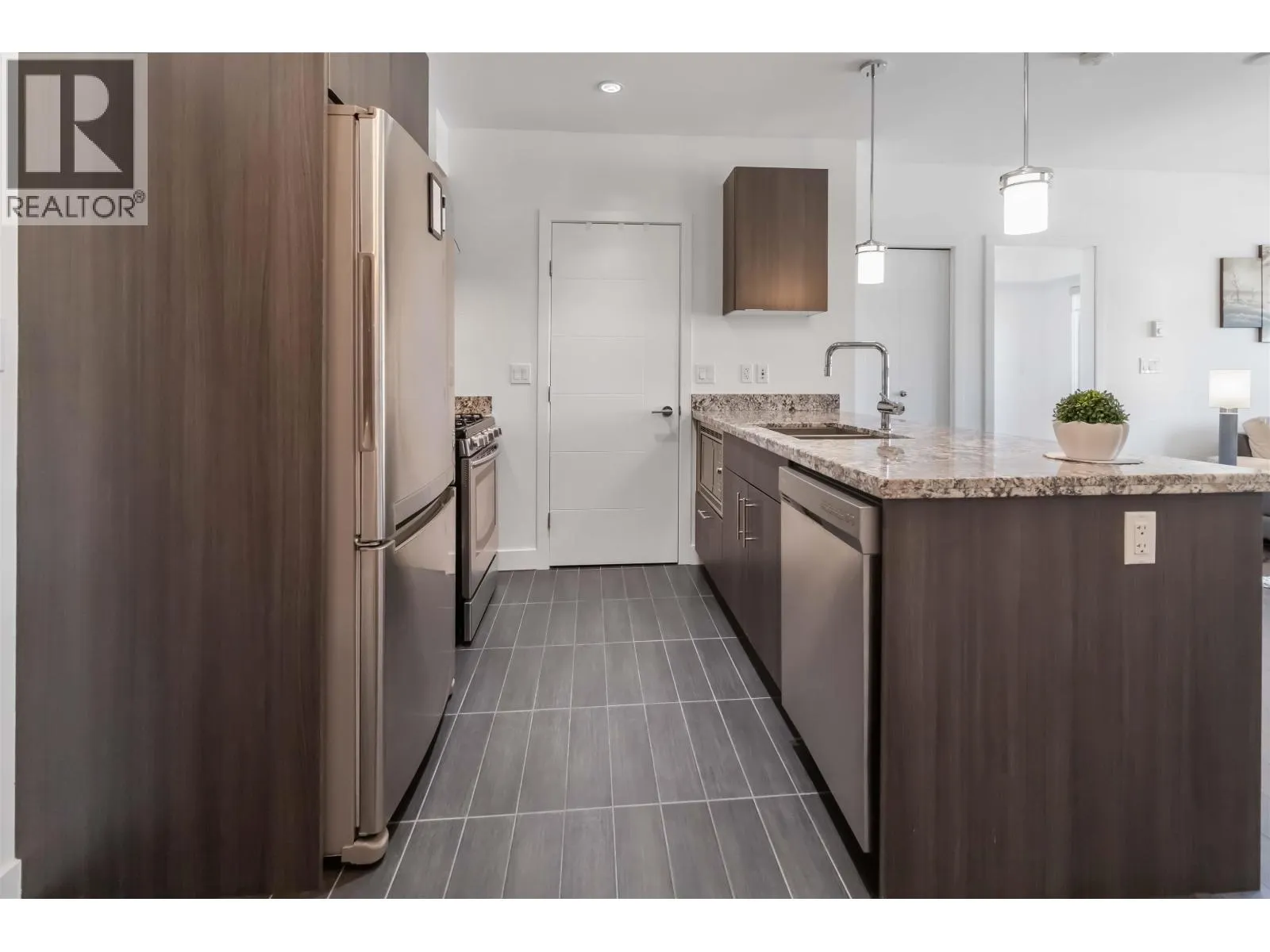 303 5688 HASTINGS STREET