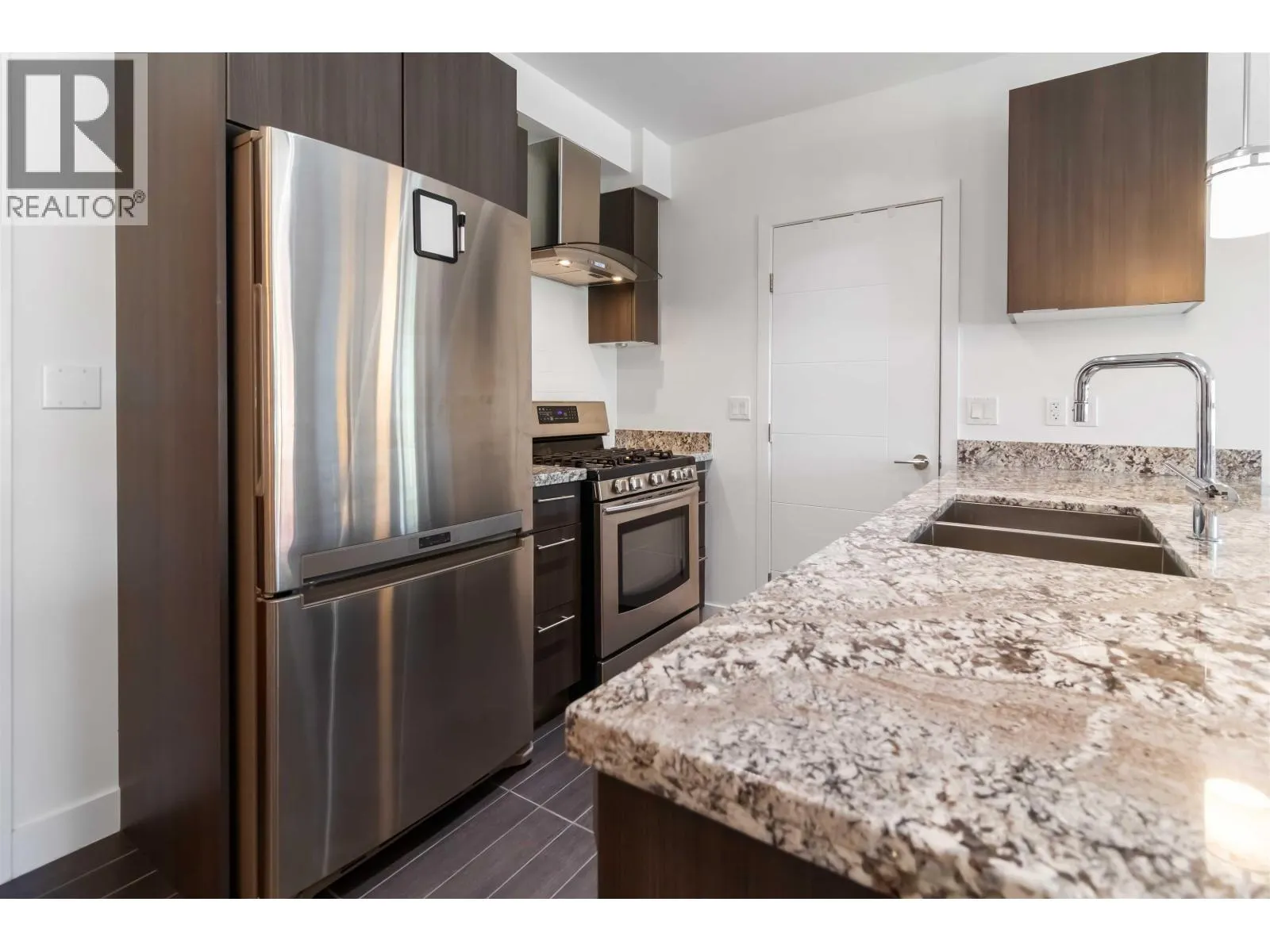 303 5688 HASTINGS STREET