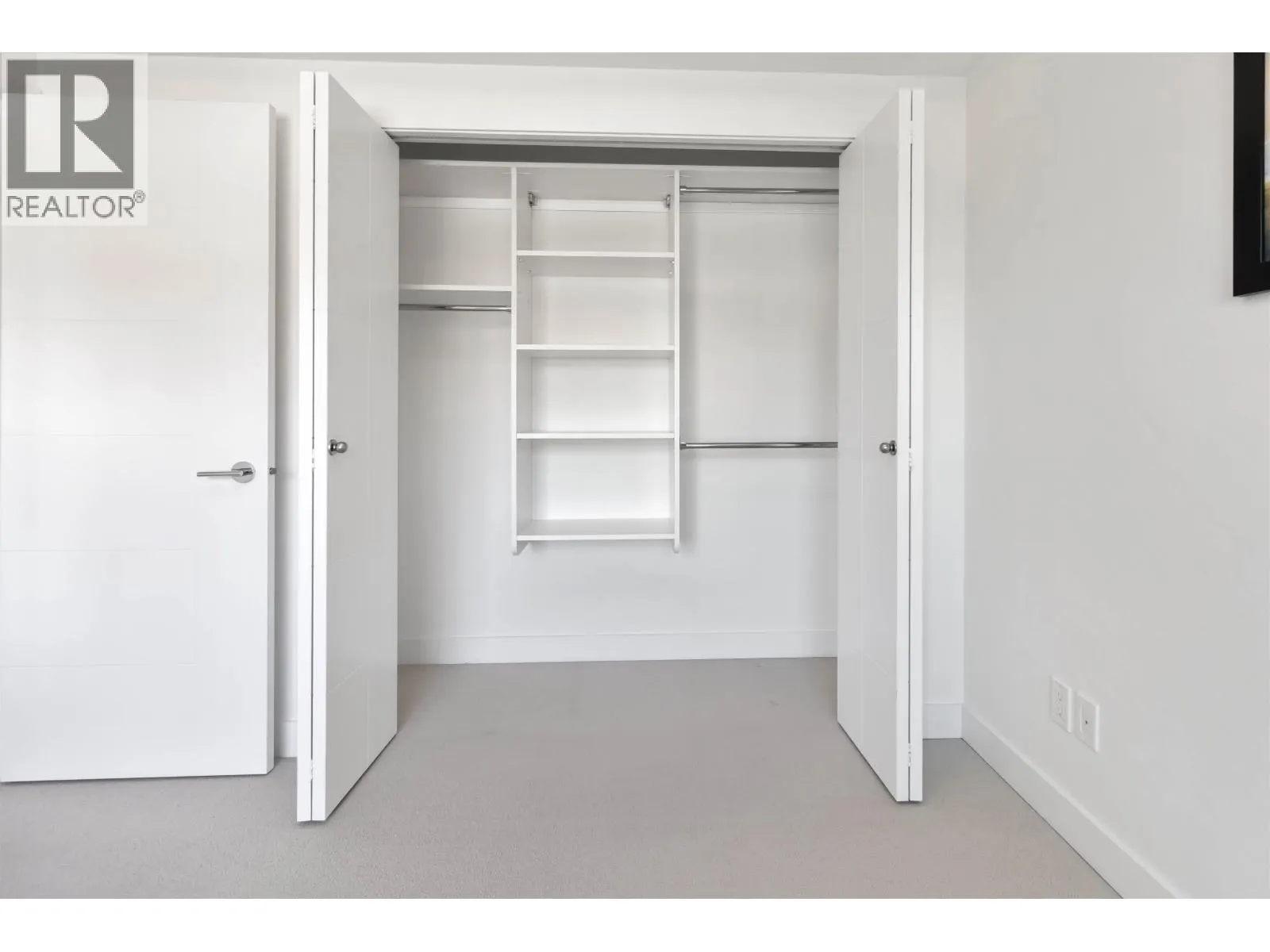 303 5688 HASTINGS STREET