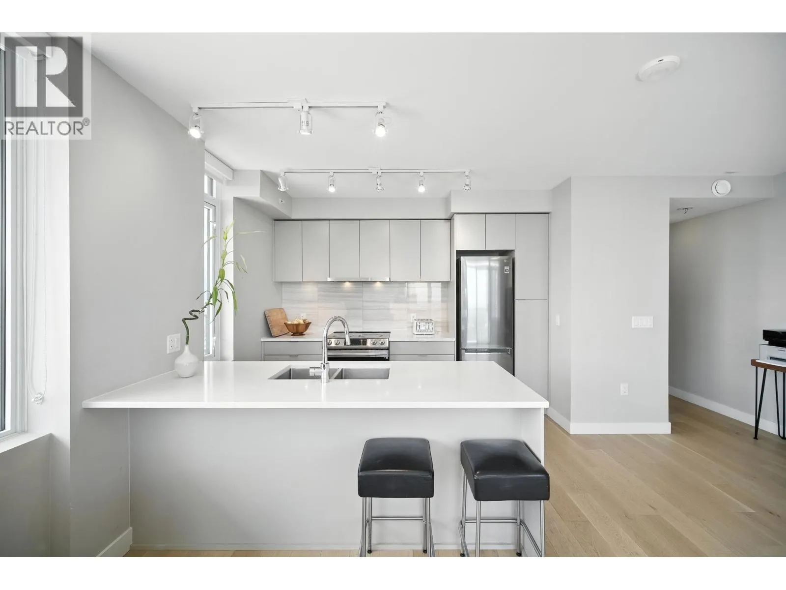 1106 8725 UNIVERSITY CRESCENT