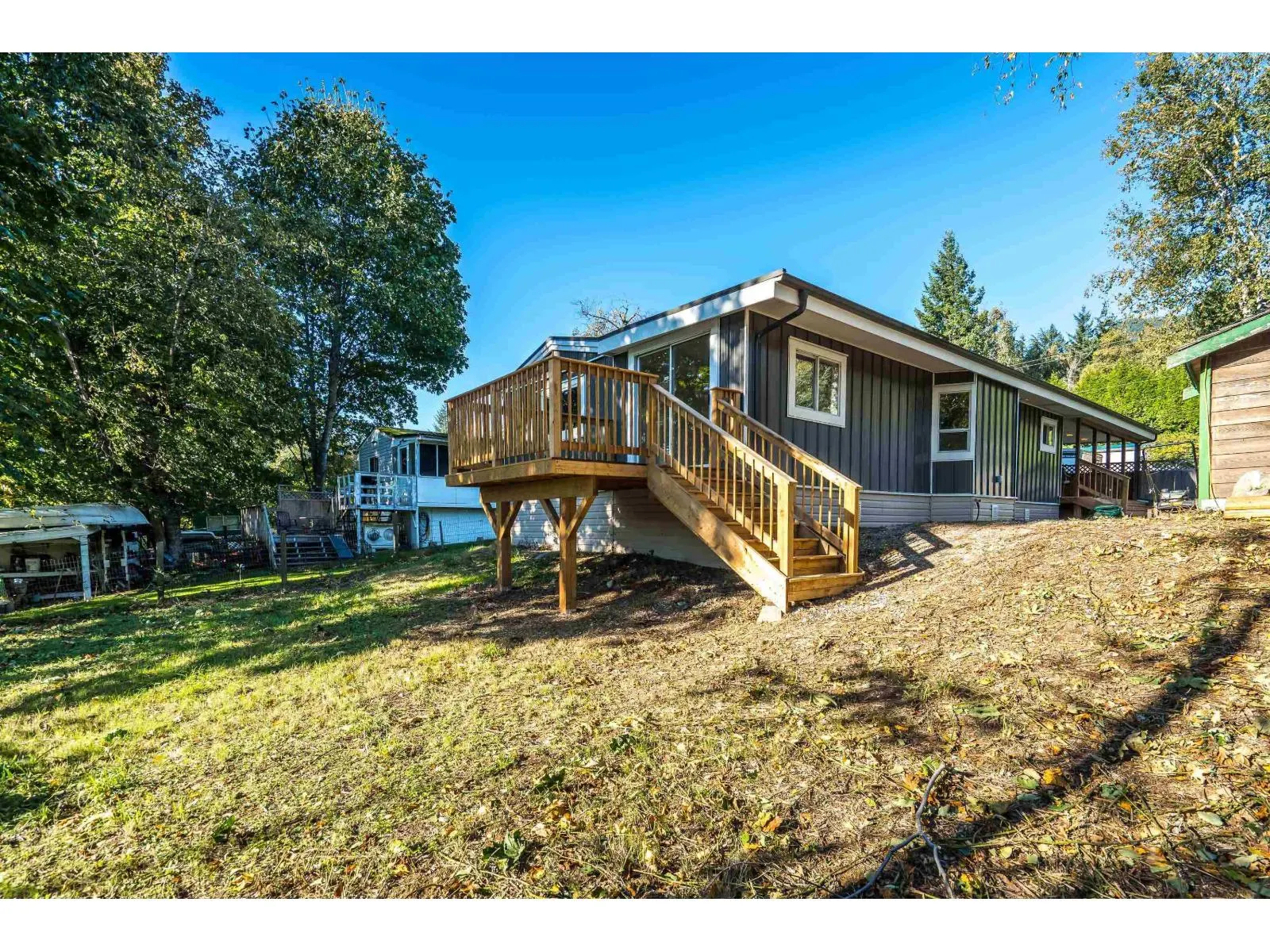 9 43201 LOUGHEED HIGHWAY