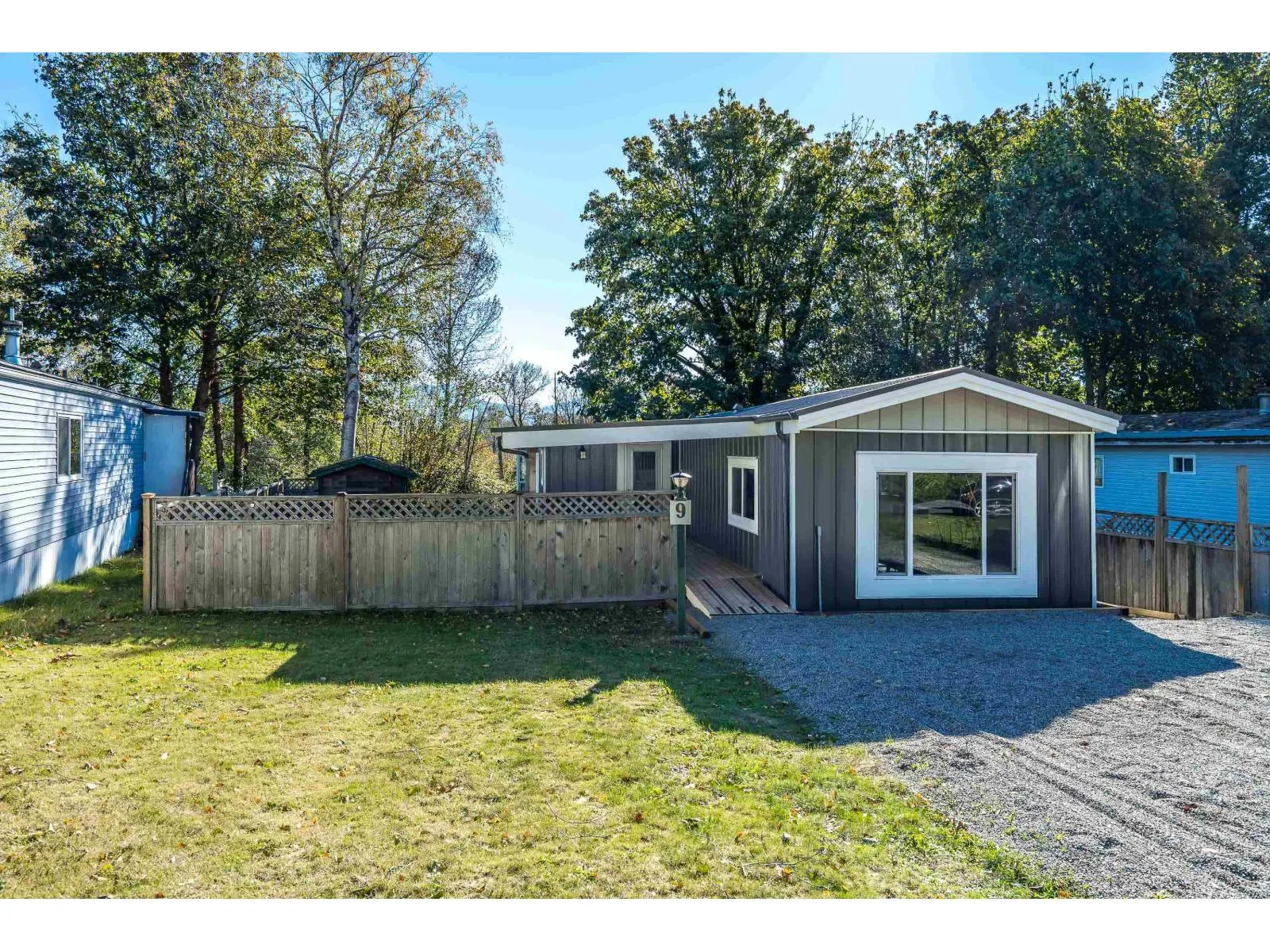 9 43201 LOUGHEED HIGHWAY