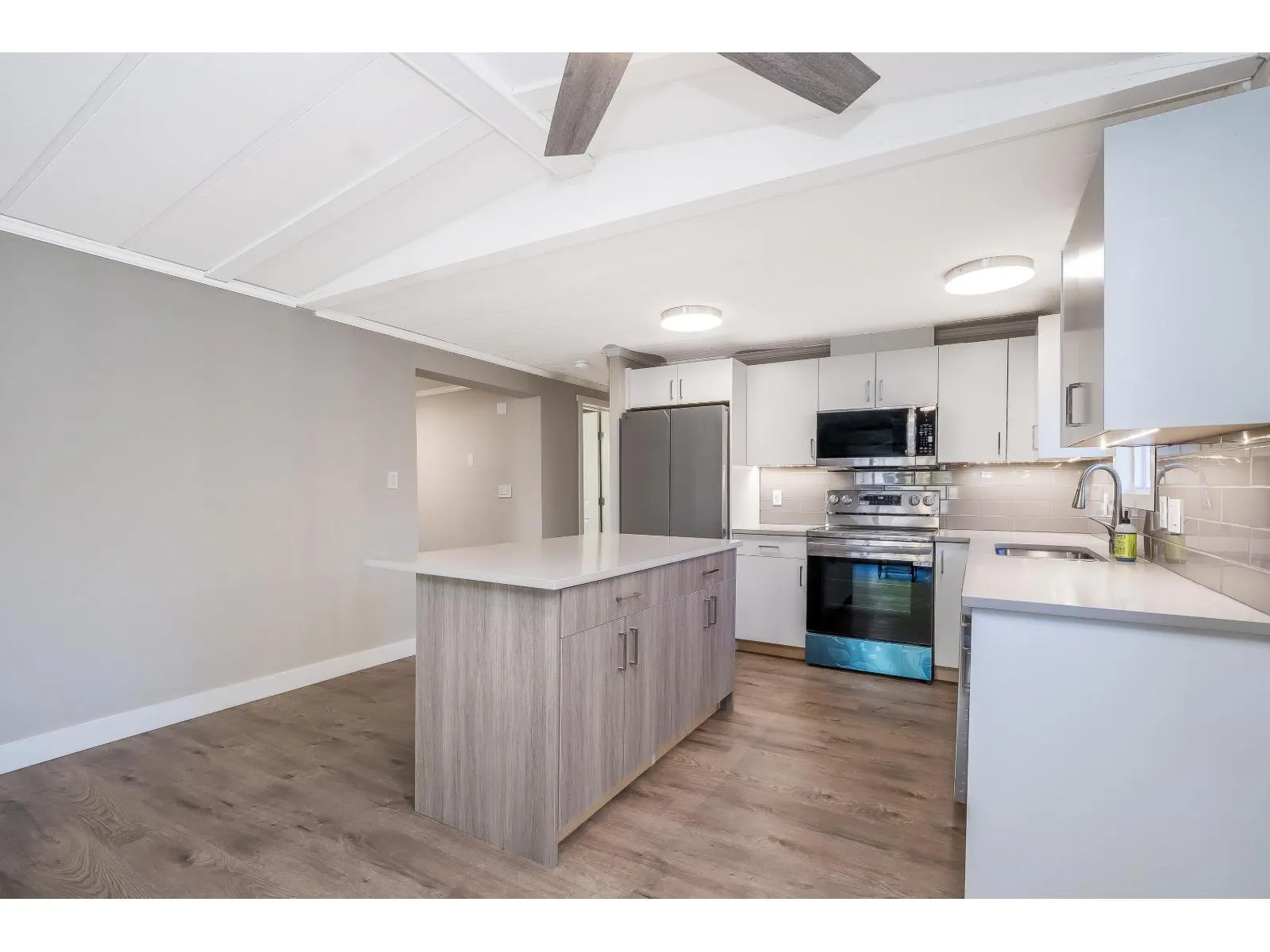 9 43201 LOUGHEED HIGHWAY