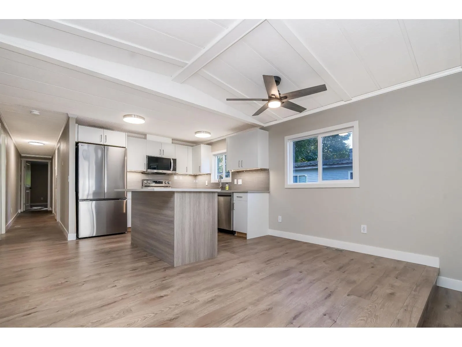 9 43201 LOUGHEED HIGHWAY