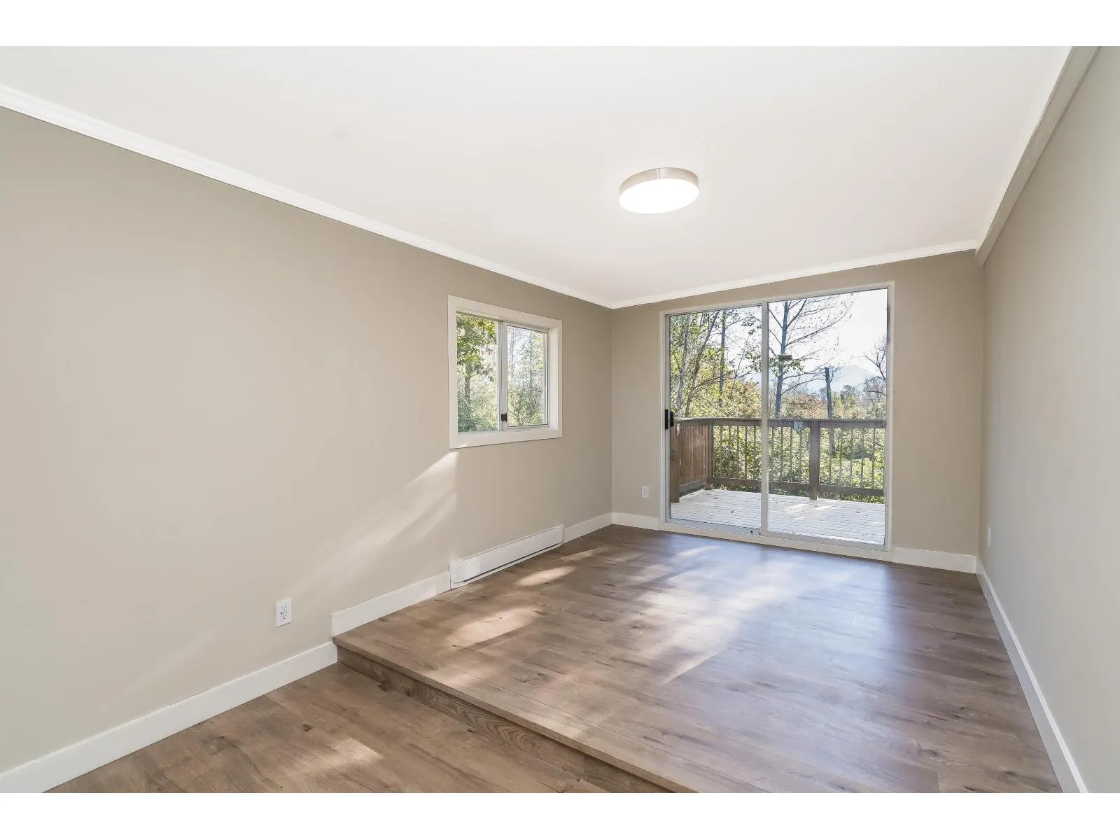 9 43201 LOUGHEED HIGHWAY
