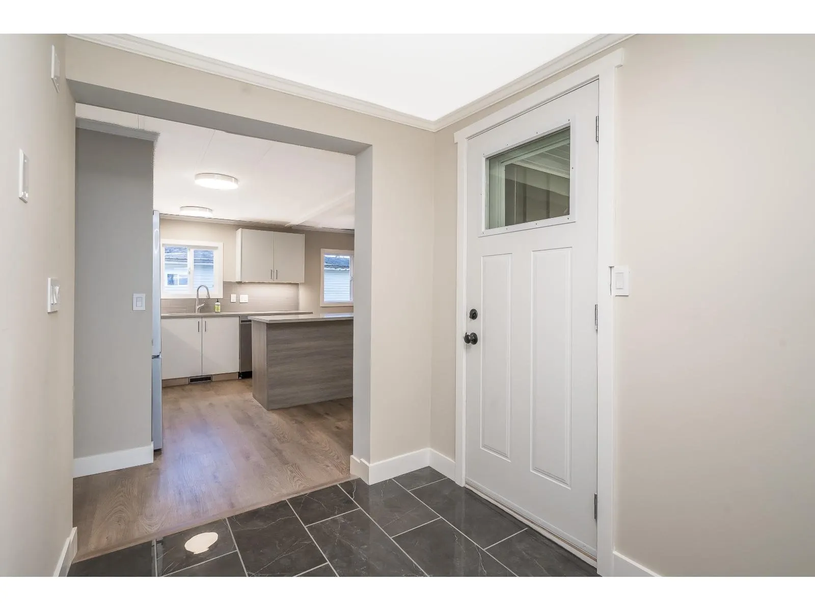 9 43201 LOUGHEED HIGHWAY