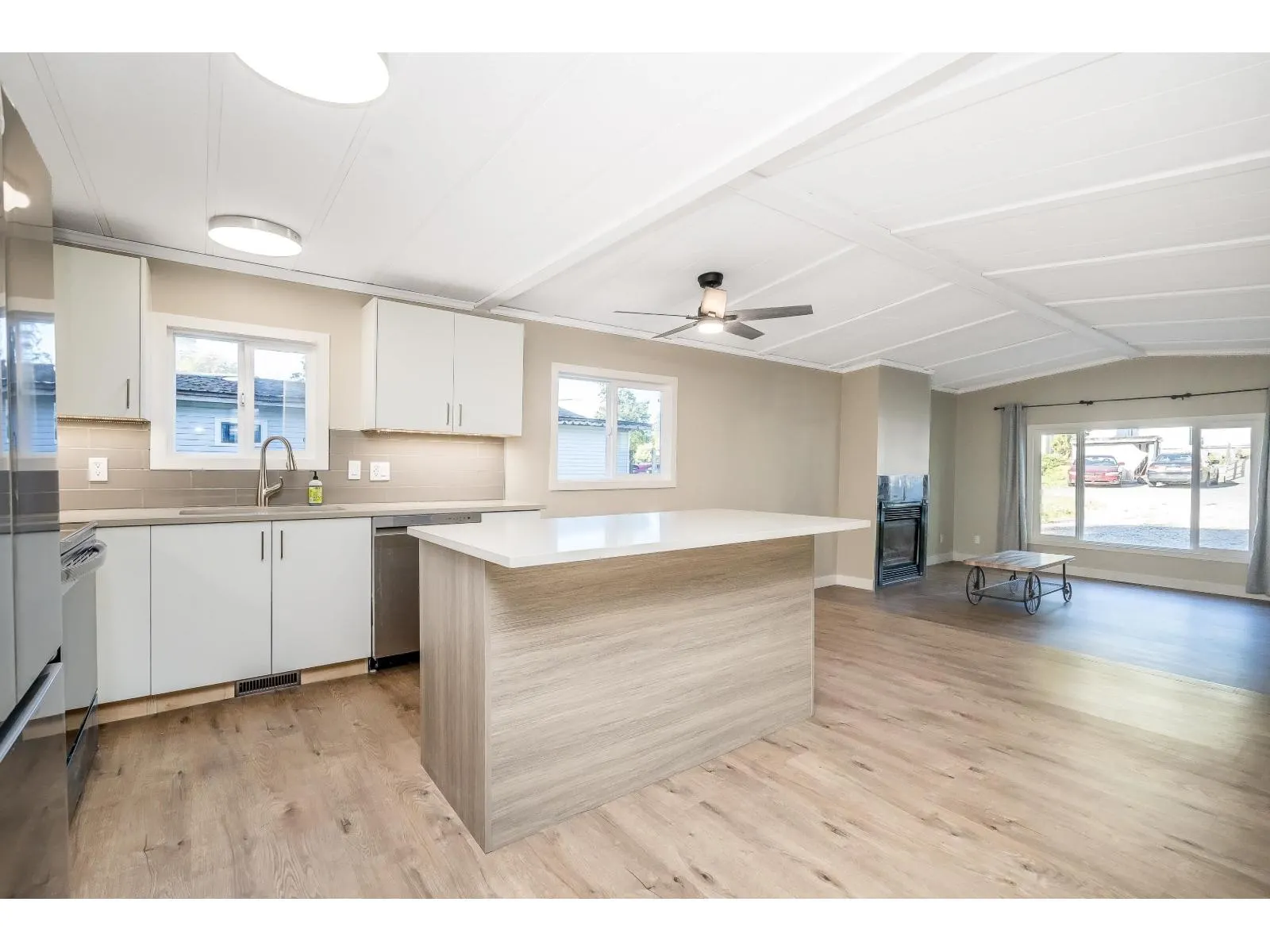 9 43201 LOUGHEED HIGHWAY