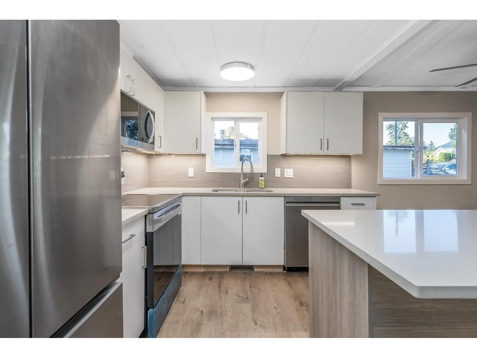 9 43201 LOUGHEED HIGHWAY