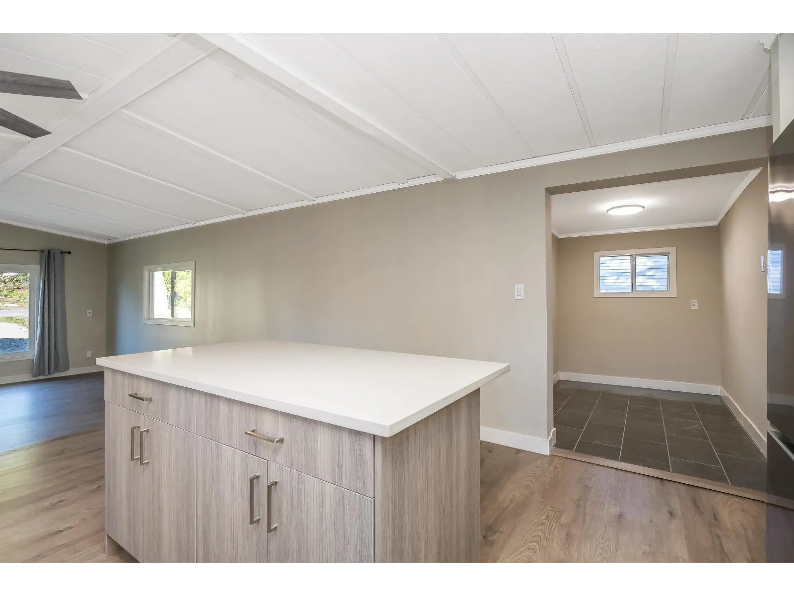 9 43201 LOUGHEED HIGHWAY
