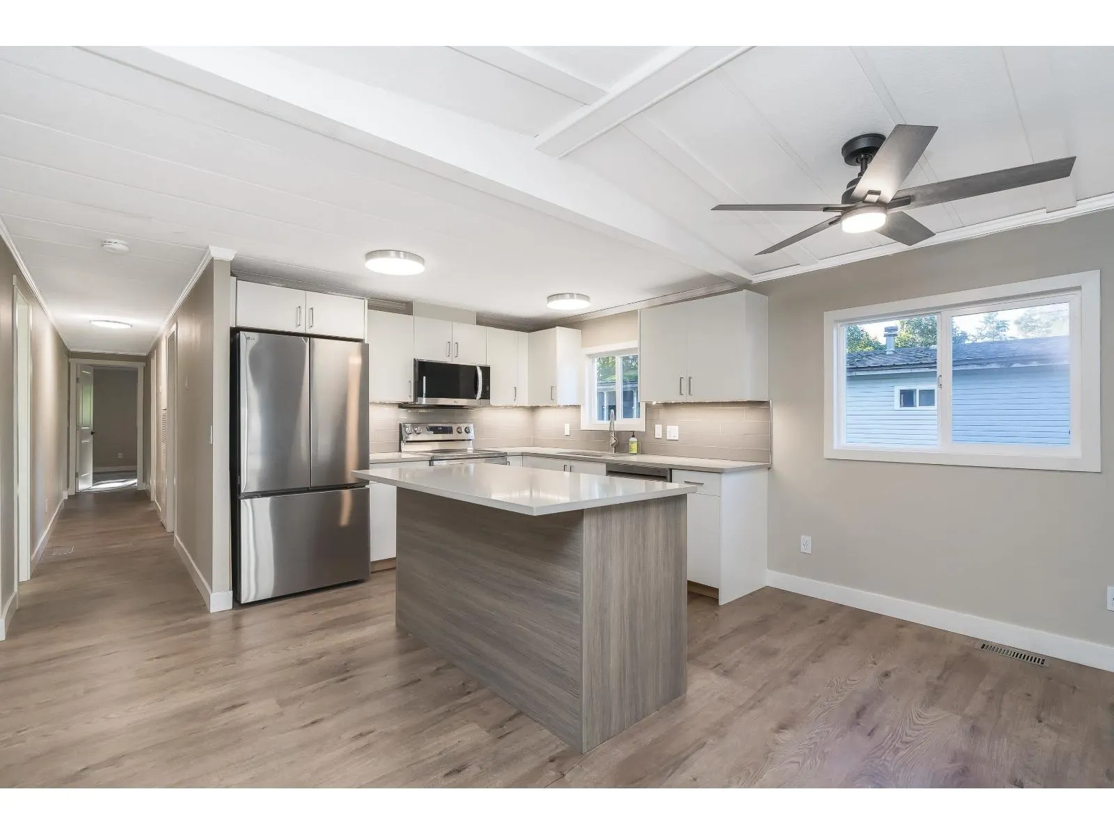 9 43201 LOUGHEED HIGHWAY