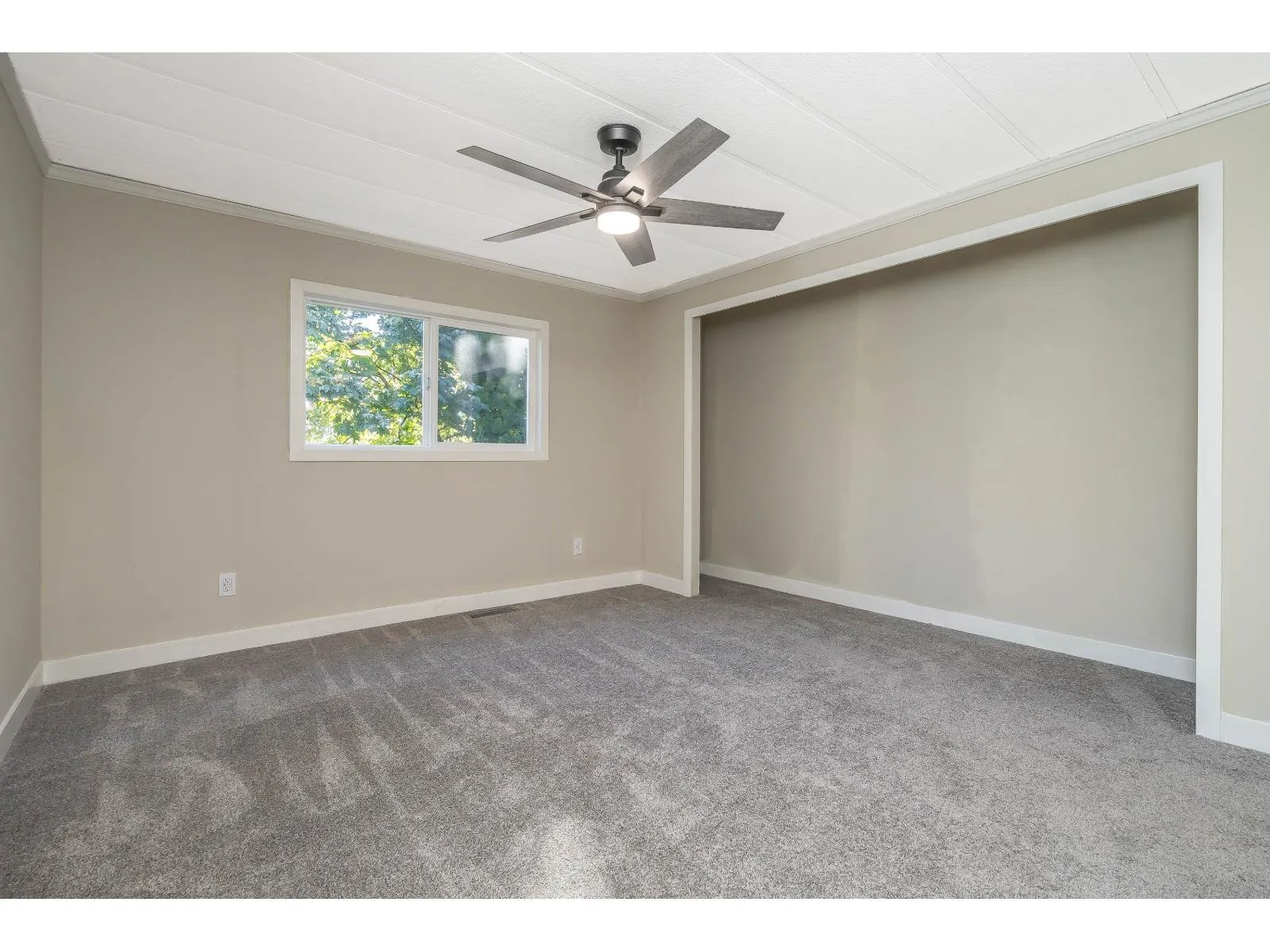 9 43201 LOUGHEED HIGHWAY