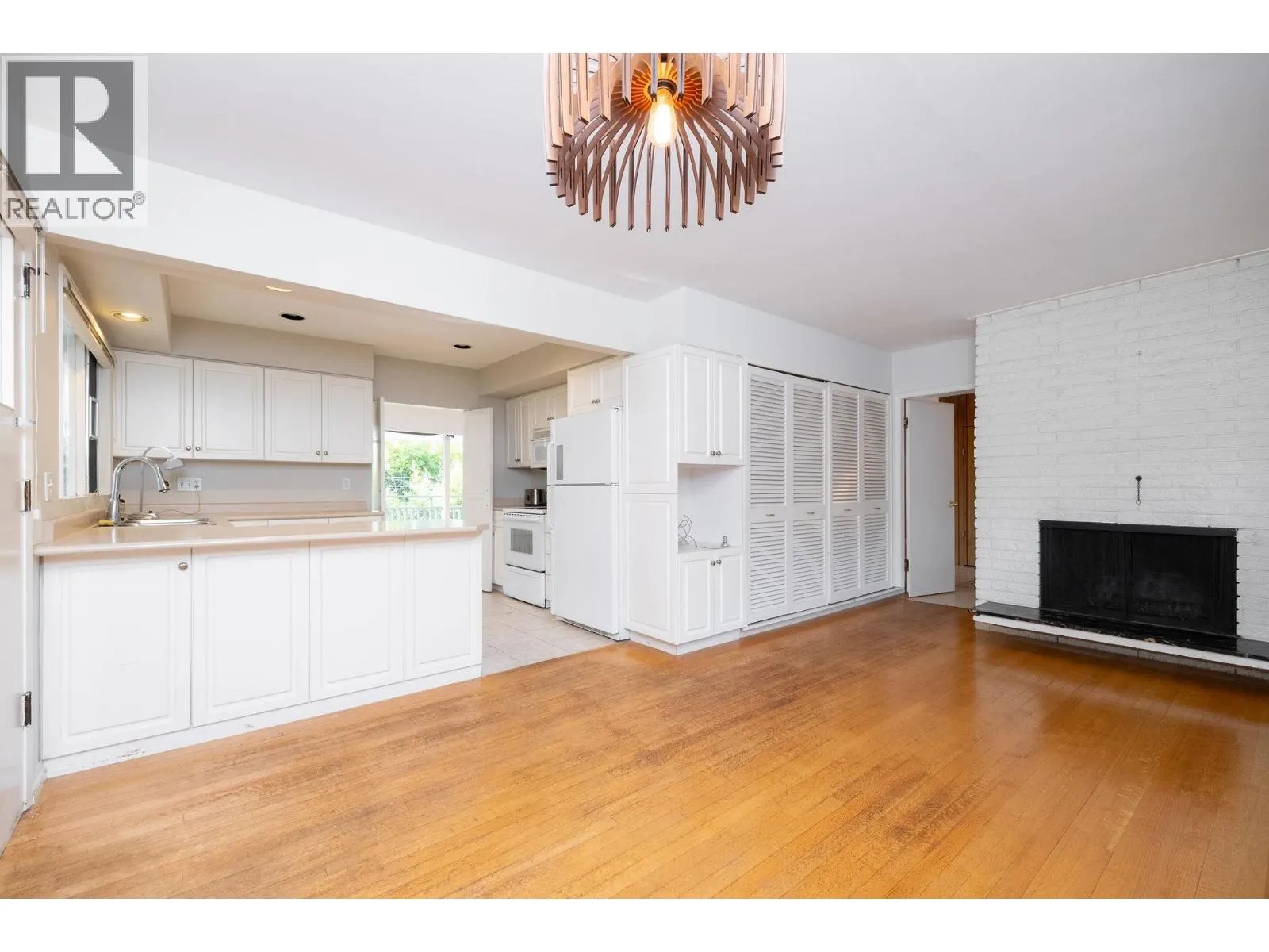 775 SOUTHBOROUGH DRIVE