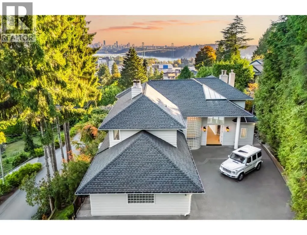 816 ANDERSON CRESCENT