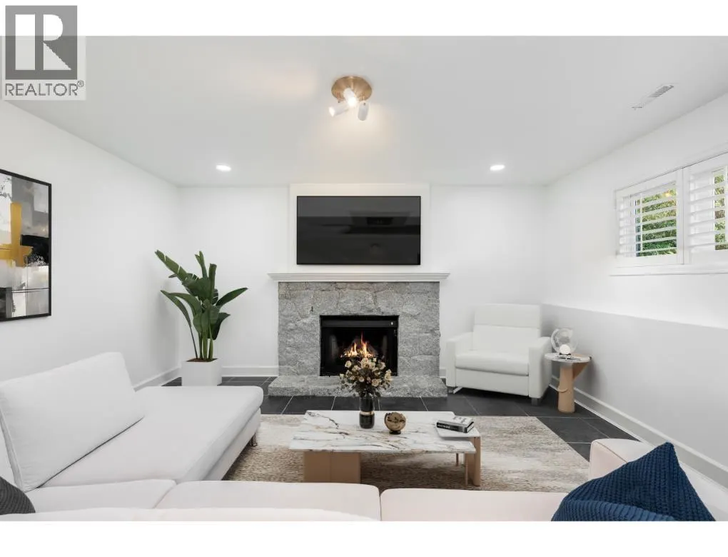 816 ANDERSON CRESCENT