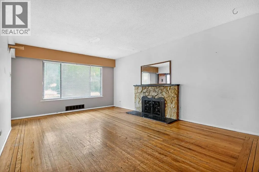 Main 3445 NANAIMO STREET