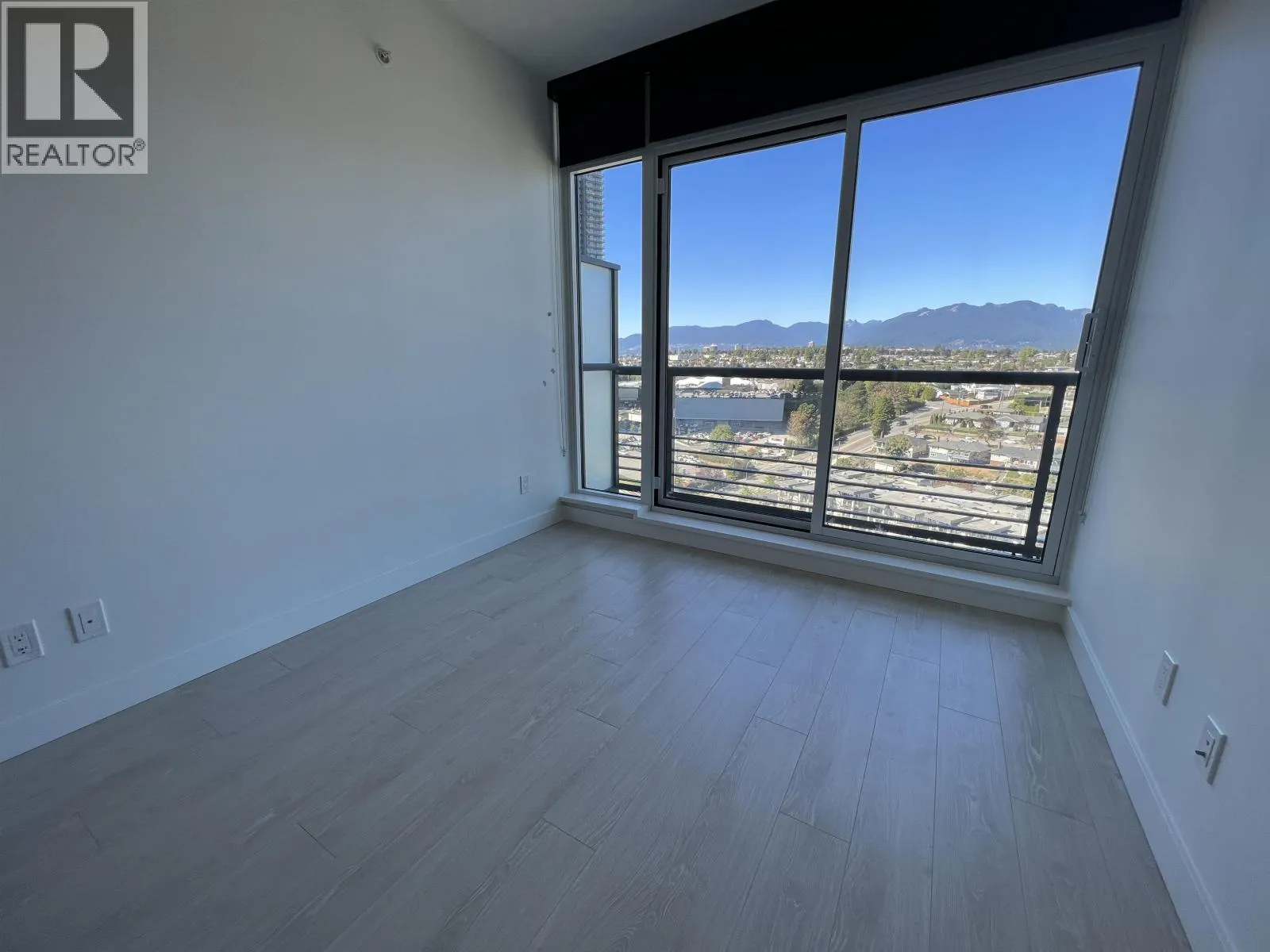 17XX 4720 LOUGHEED HIGHWAY