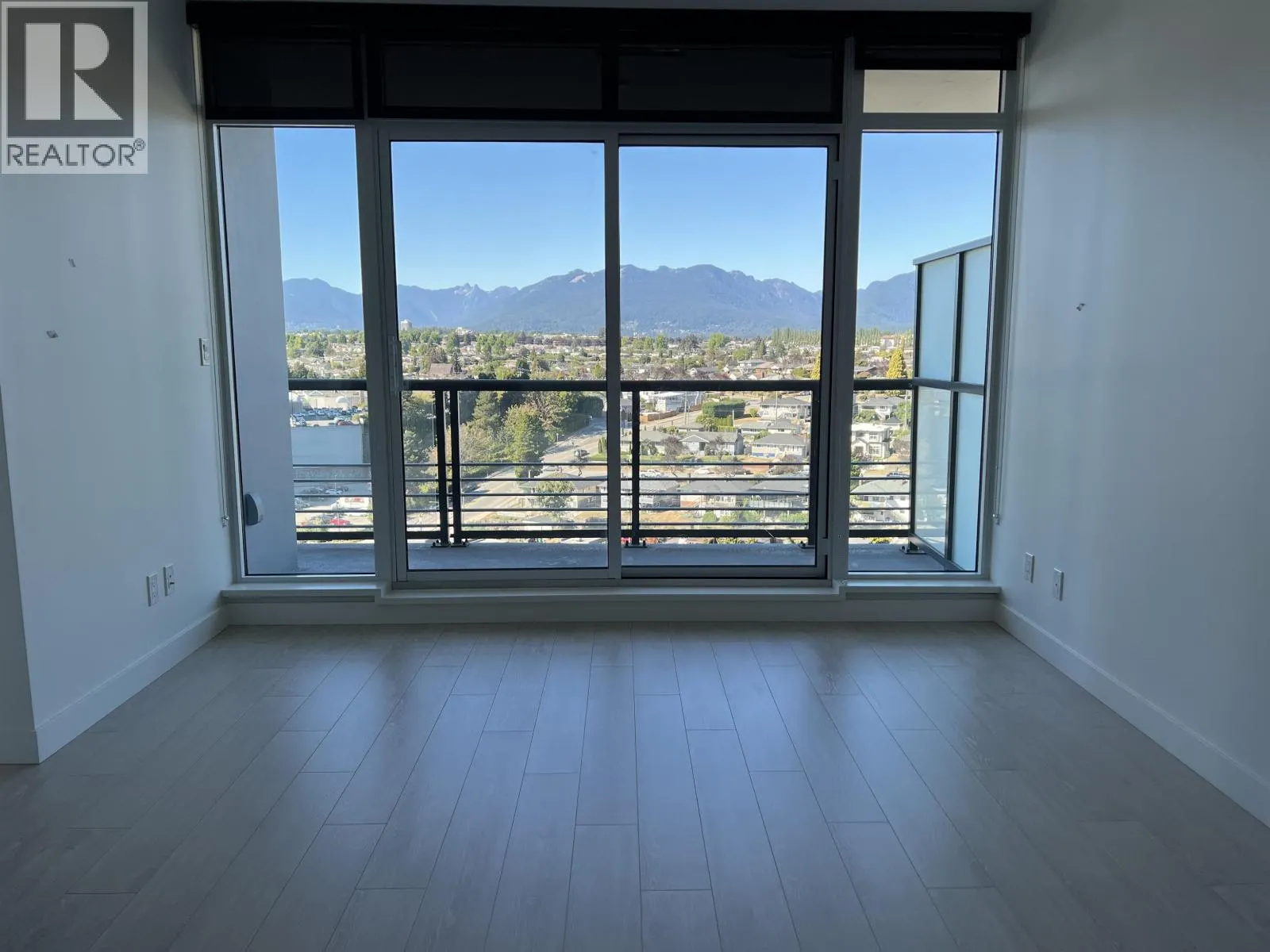 17XX 4720 LOUGHEED HIGHWAY