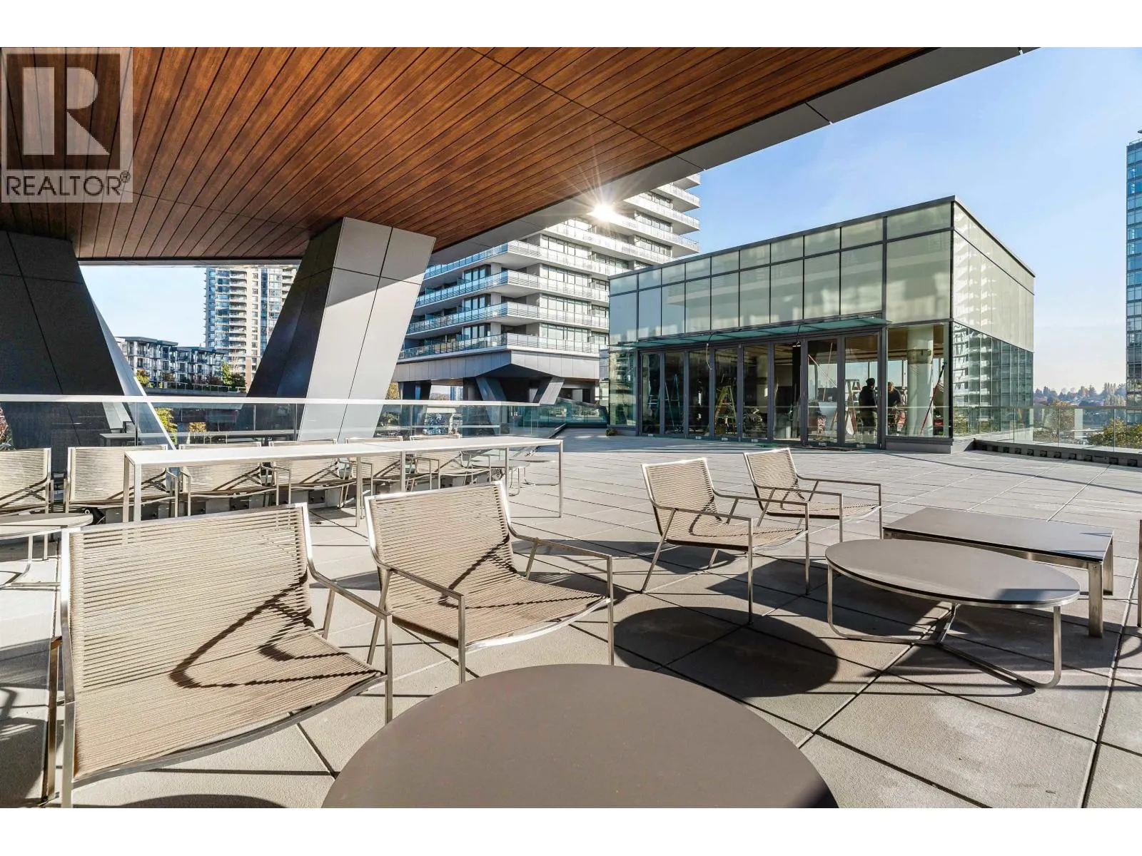 17XX 4720 LOUGHEED HIGHWAY