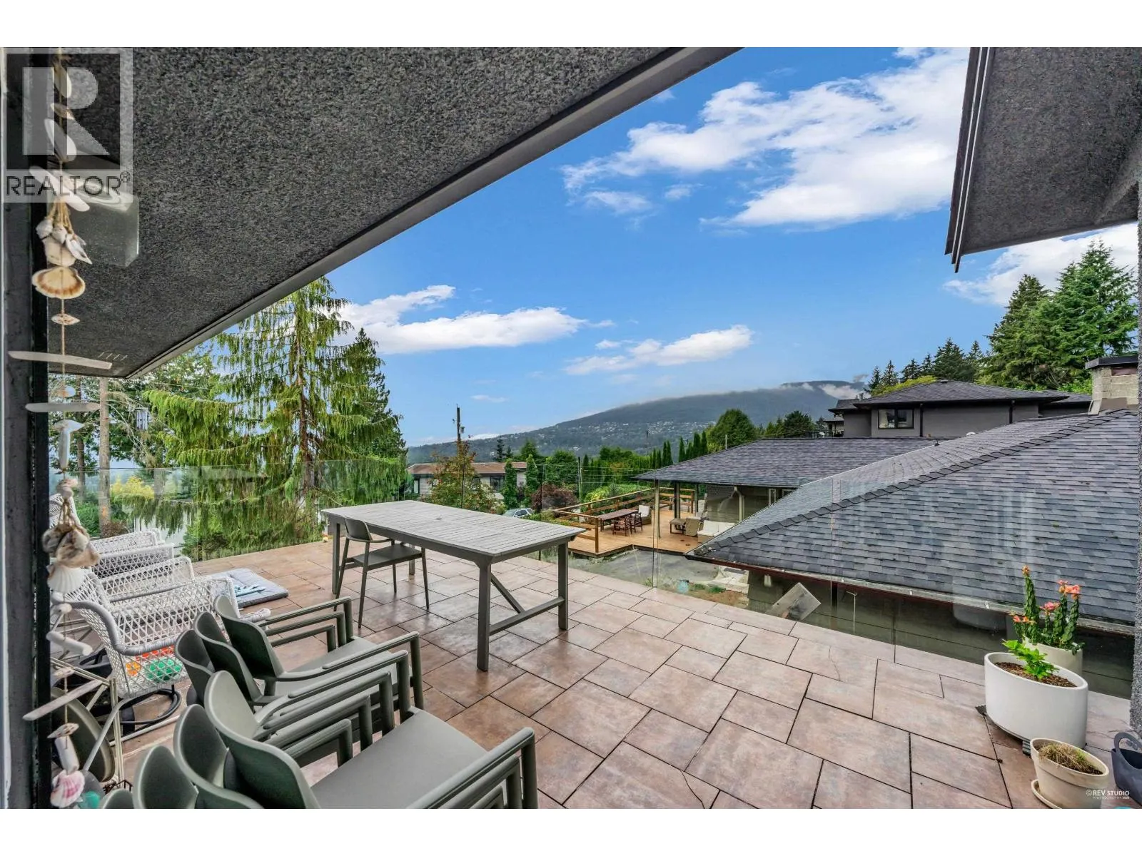 562 ALPINE COURT