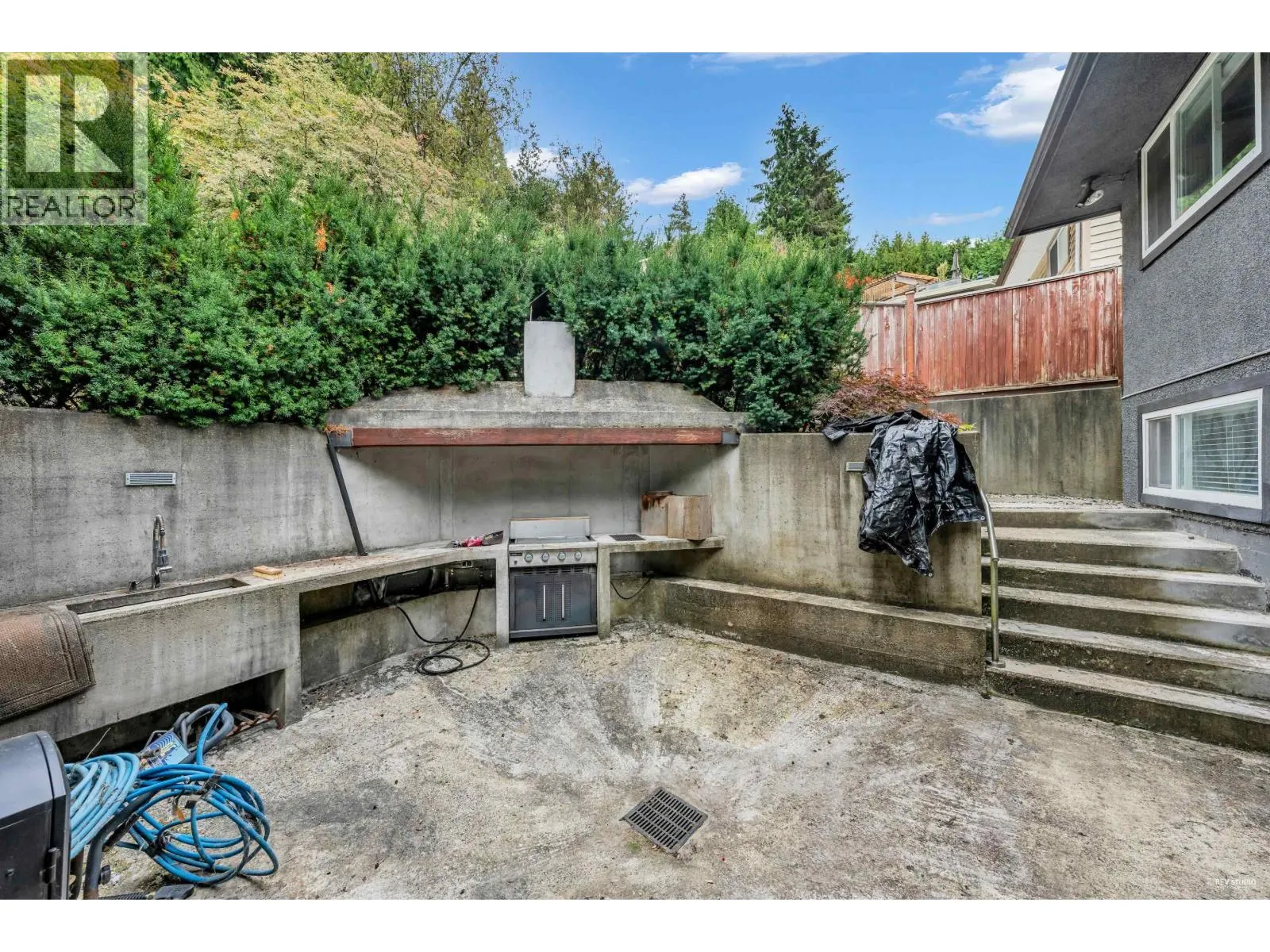 562 ALPINE COURT