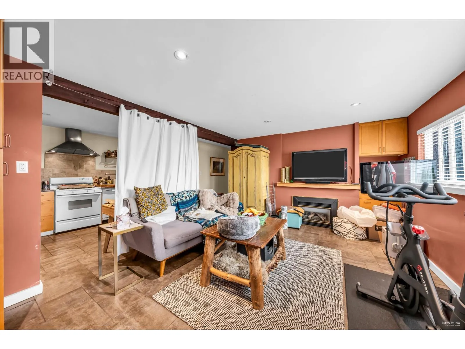 562 ALPINE COURT