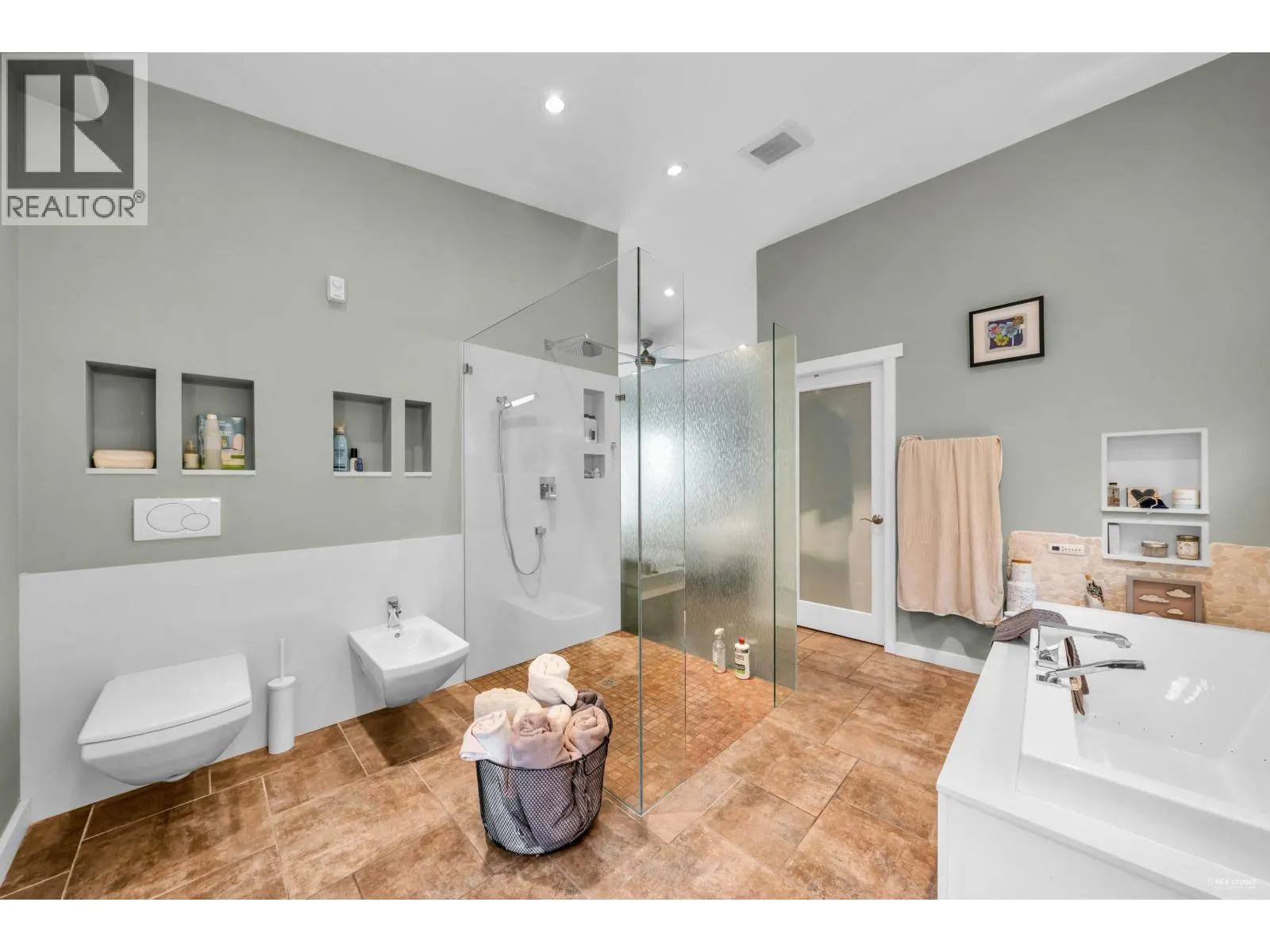 562 ALPINE COURT