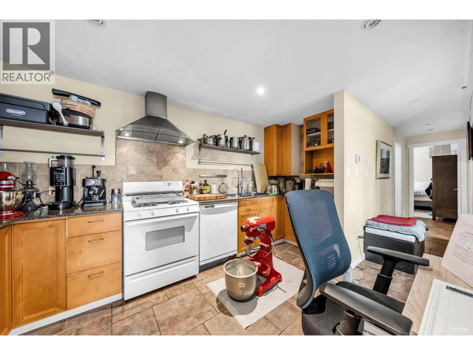 562 ALPINE COURT