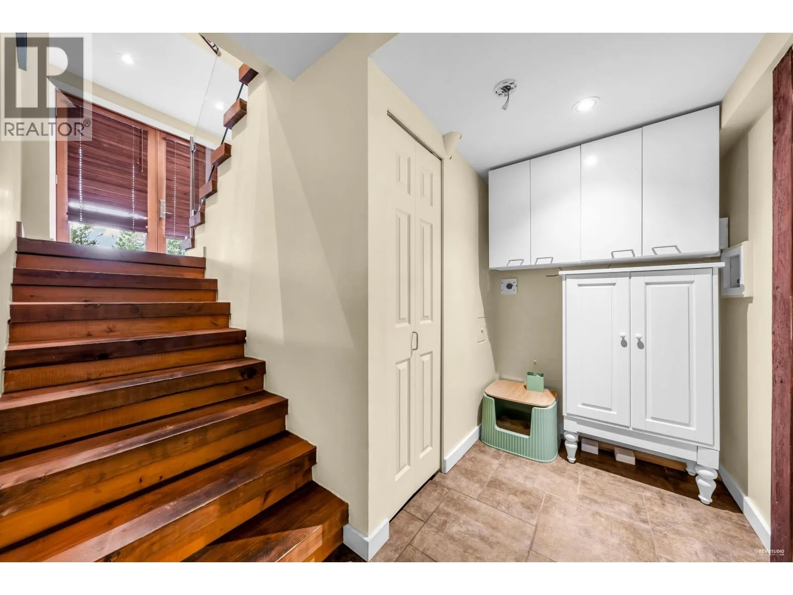 562 ALPINE COURT