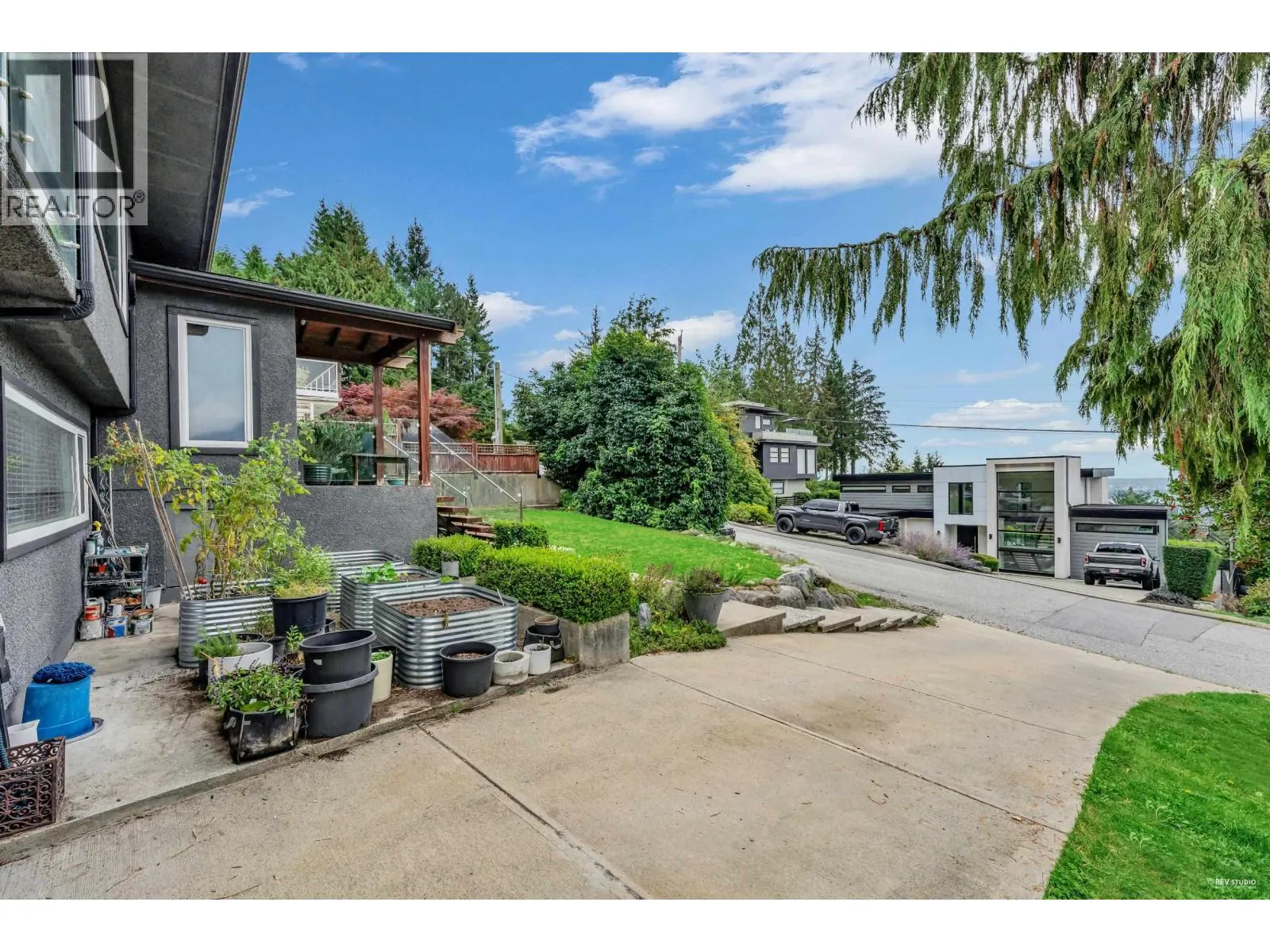 562 ALPINE COURT